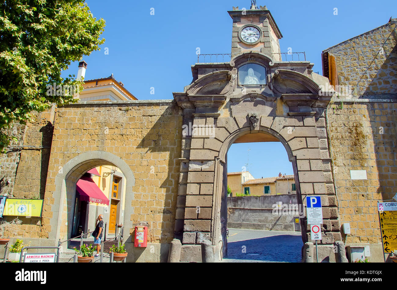 Gewölbte City Gate mit Uhrturm, Tuscania, Provinz Viterbo, Latium, Italien Stockfoto