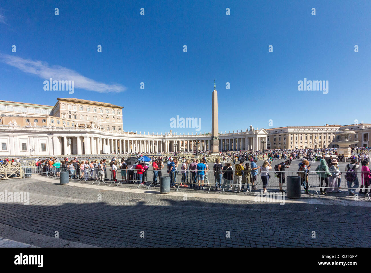 Touristen queuing nach St. Peters Basilika, St Peters Square, Vatikan, Rom, Italien eingeben Stockfoto