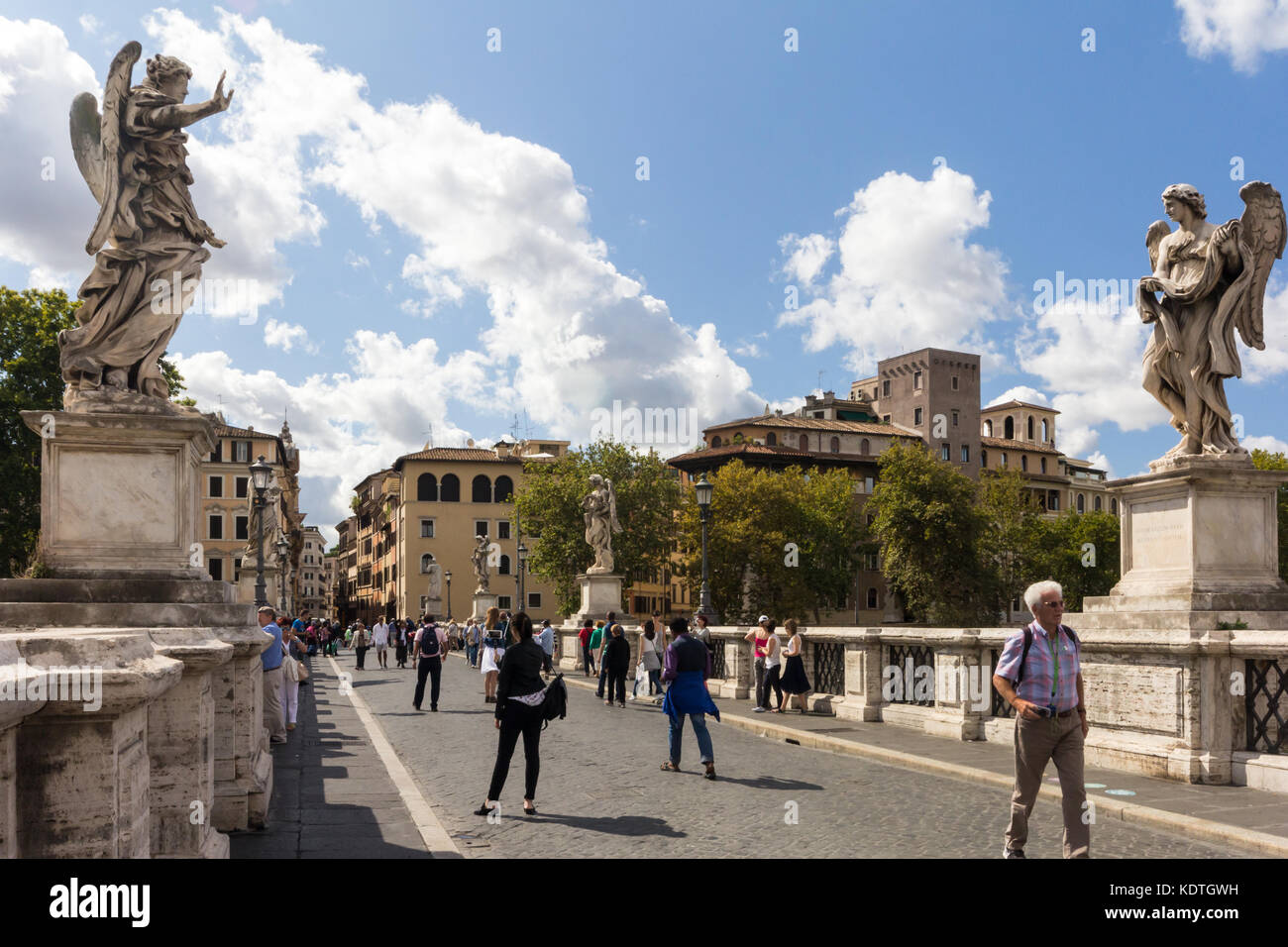 Menschen zu Fuß in die Fußgängerzone Ponte Sant Angelo, Rom, Italien Stockfoto