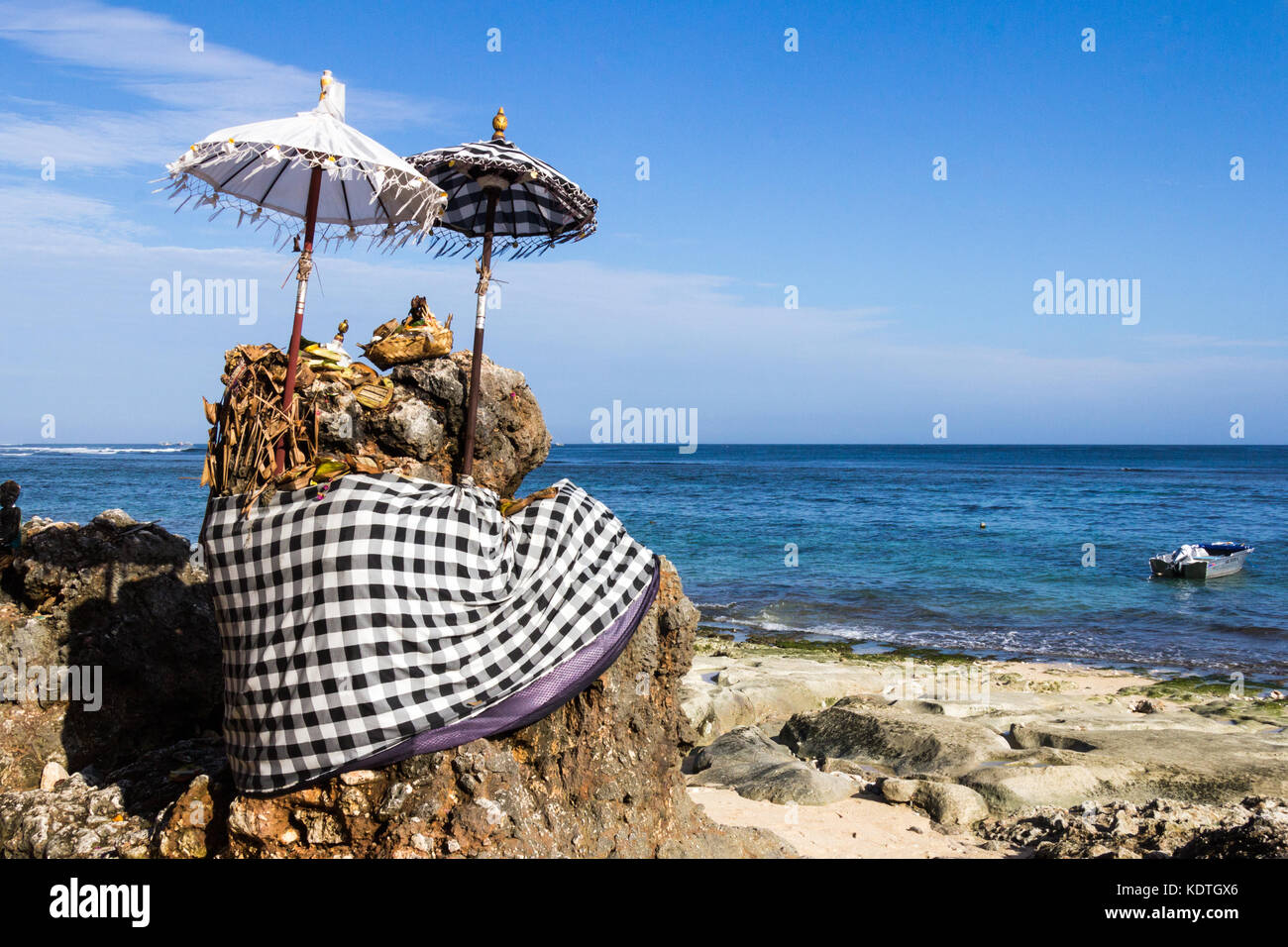 Balinesisches Heiligtum auf bingin Strand, Bali, Indonesien Stockfoto