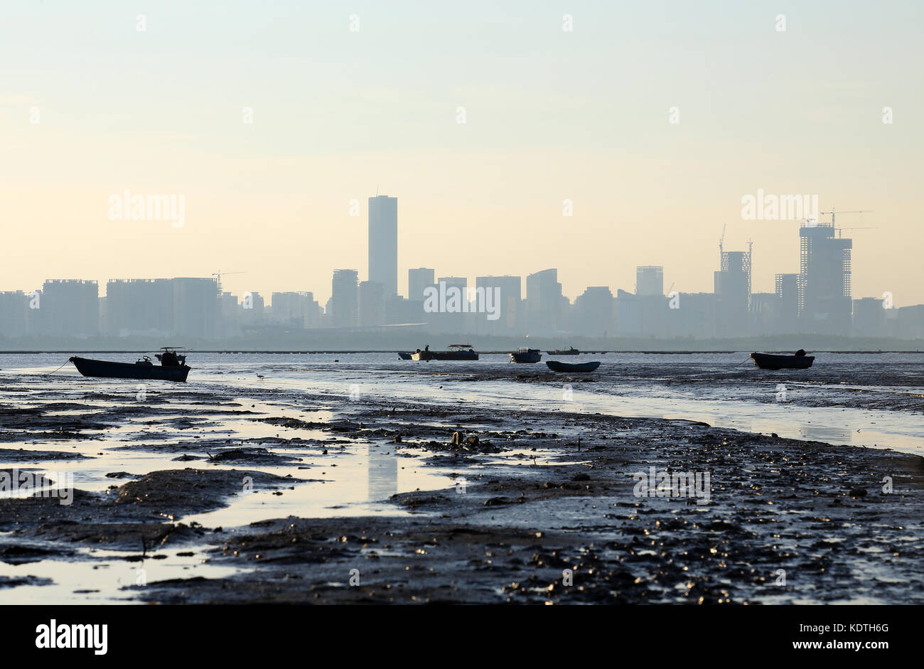 Shenzhen City Skyline mit der Flutwelle Strand, Szenen aus Hong Kong Küste bei Ha Pak Nai, Yuen Long zu Shenzhen Stockfoto