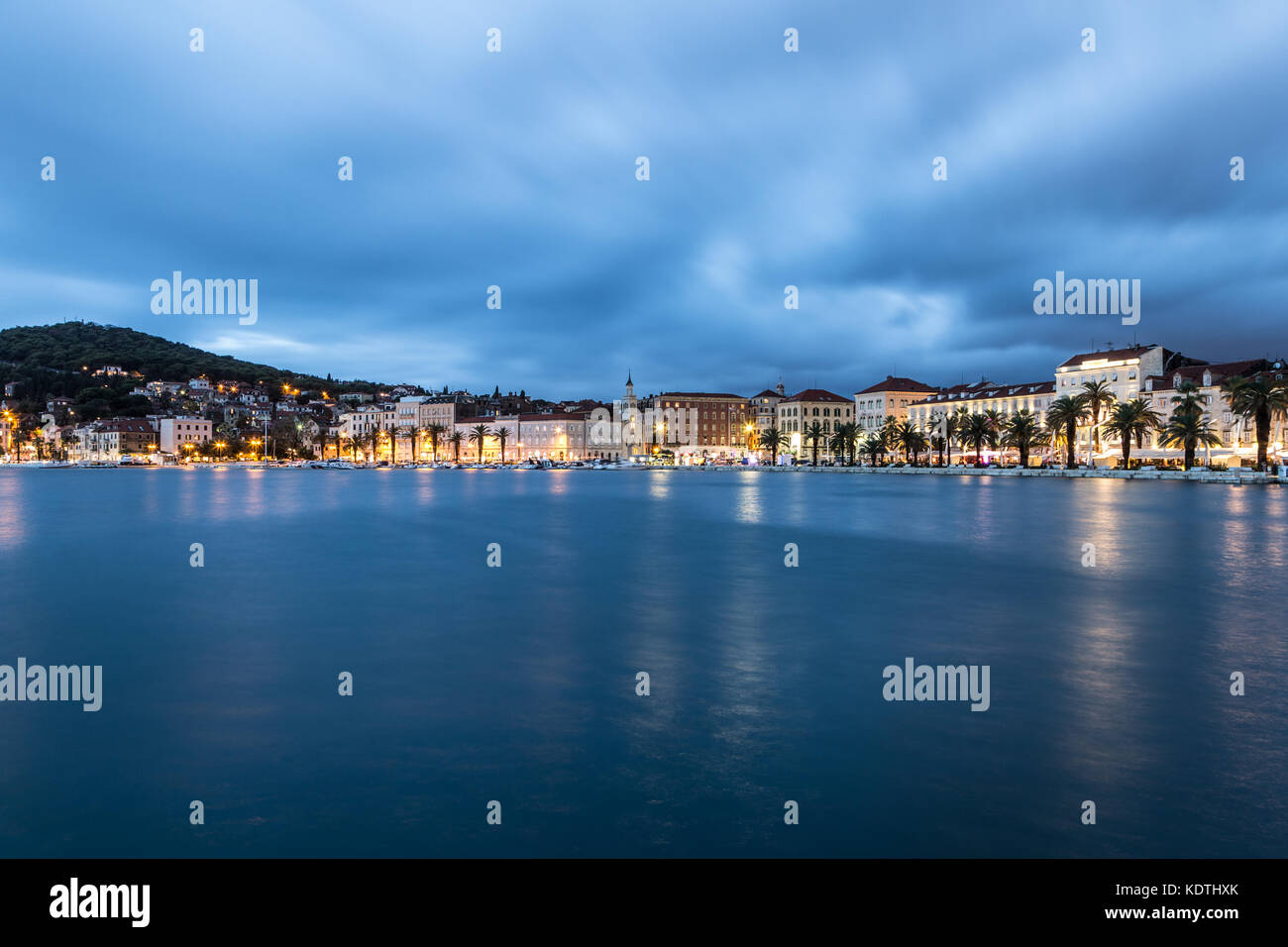 Altstadt von Split Waterfront mit langer Belichtungszeit in Kroatien auf dem Balkan in Südosteuropa erfasst. Stockfoto