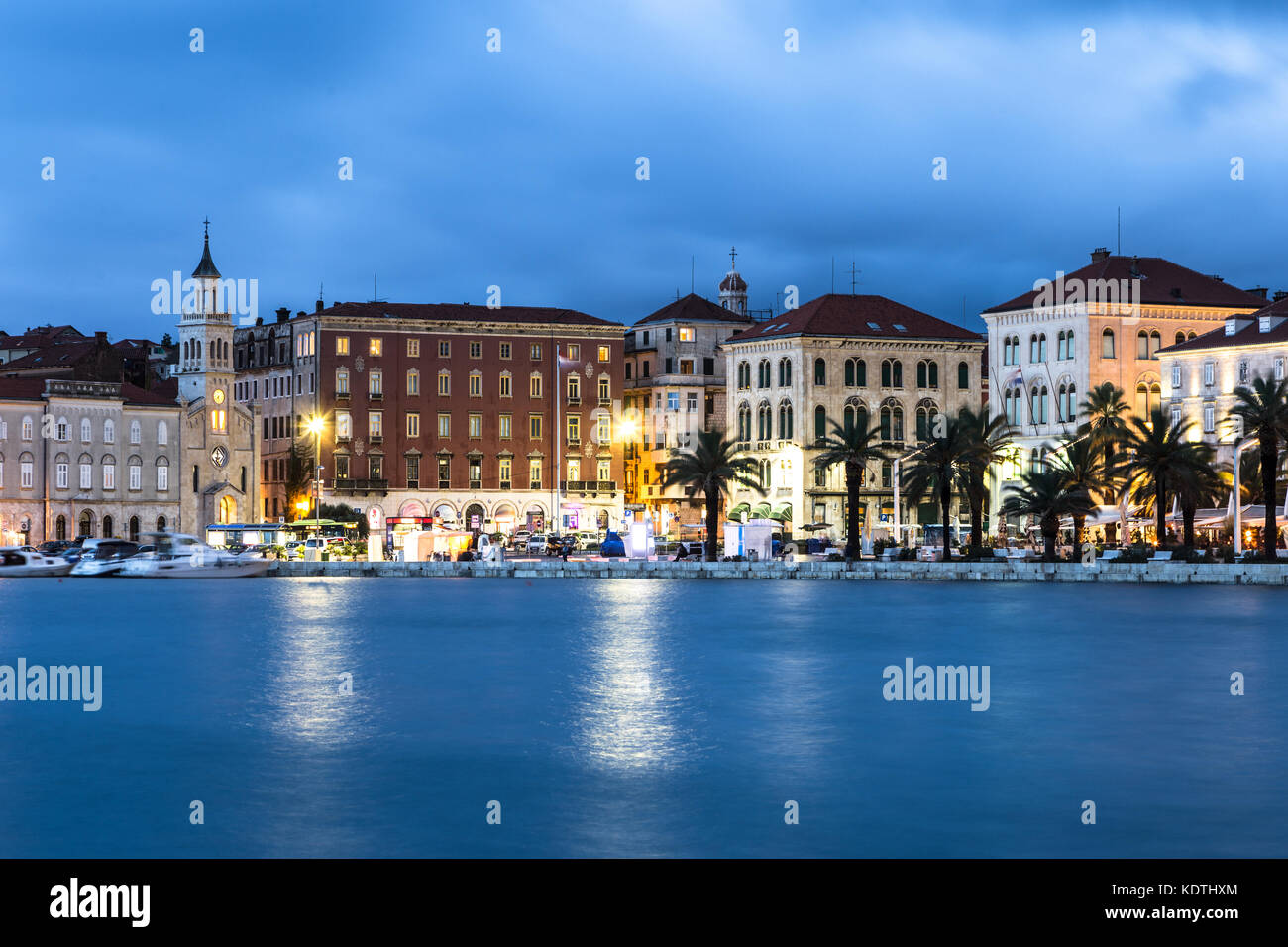 Altstadt von Split Waterfront mit langer Belichtungszeit in Kroatien auf dem Balkan in Südosteuropa erfasst. Stockfoto