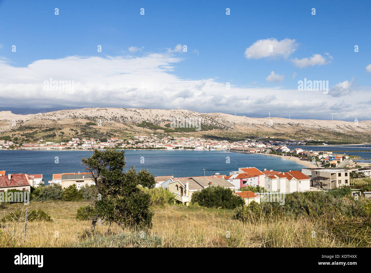 Pag Altstadt und die idyllische Bucht auf der Insel Pag in der Adria in der Nähe von Zadar in Kroatien. Stockfoto