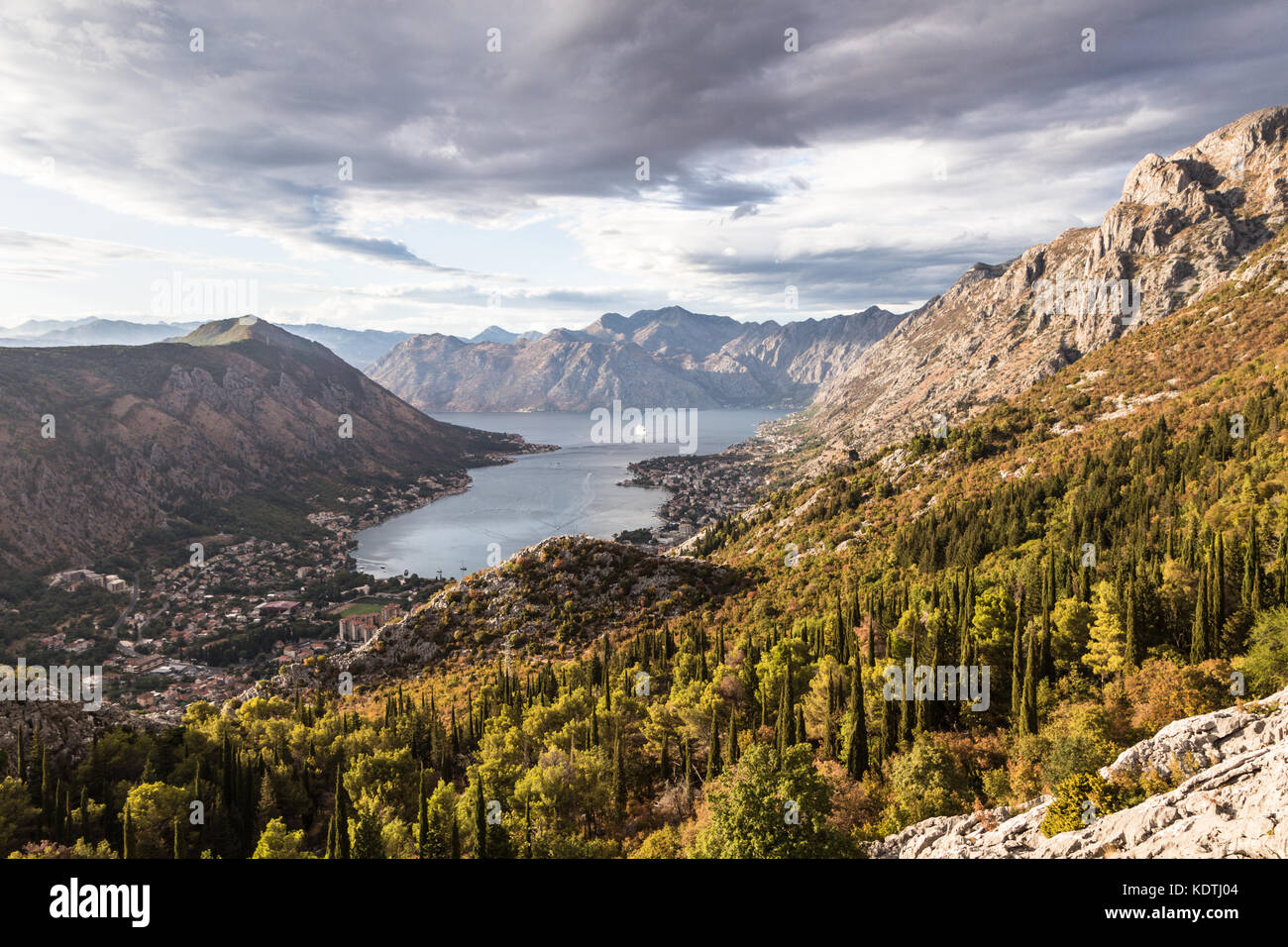Atemberaubende Aussicht auf die Bucht von Kotor in Montenegro auf dem Balkan, Südosteuropa Stockfoto
