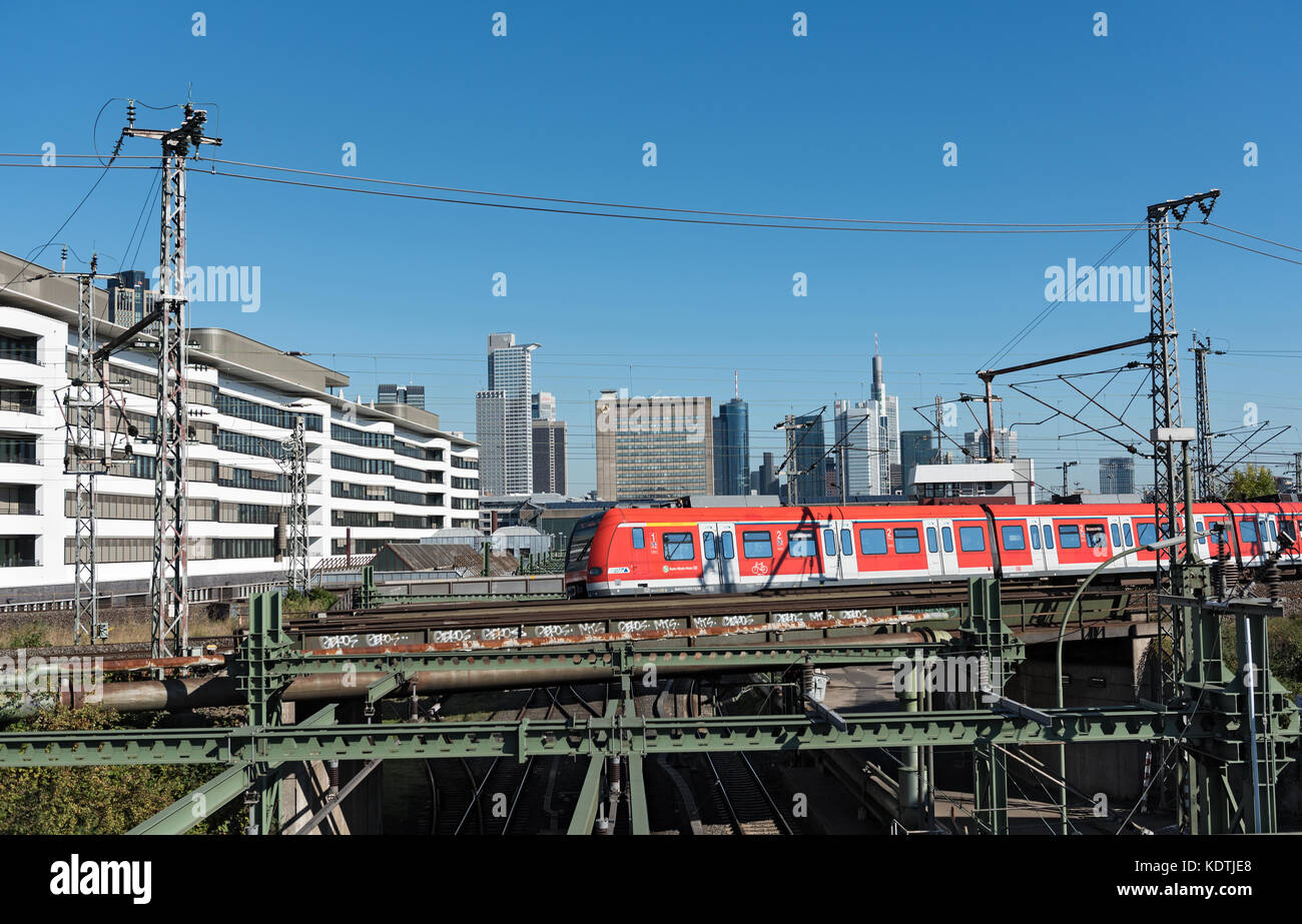 Wolkenkratzer und die Bahn Luftbild von Frankfurt Hauptbahnhof Stockfoto