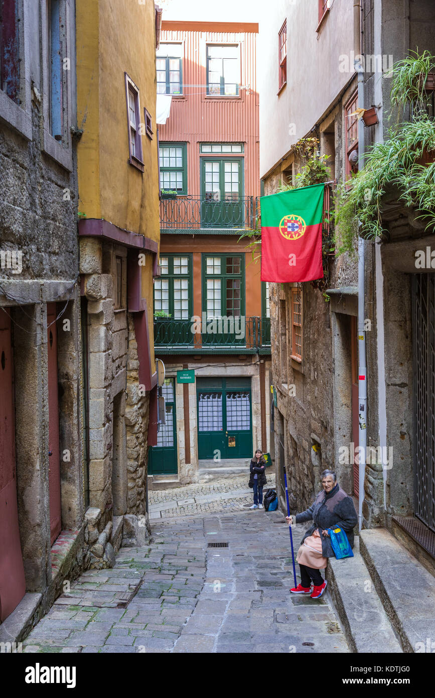 Enge Straße im Stadtteil Ribeira in der Altstadt von Porto auf der Iberischen Halbinsel, zweitgrößte Stadt Portugals Stockfoto