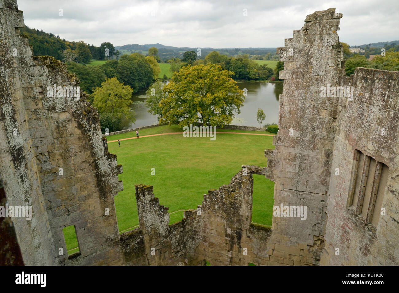 Blick auf den See von Old Wardour Castle, in der Nähe von Salisbury in Wiltshire, Großbritannien. Herbst, bewölkt, wolkig Stockfoto