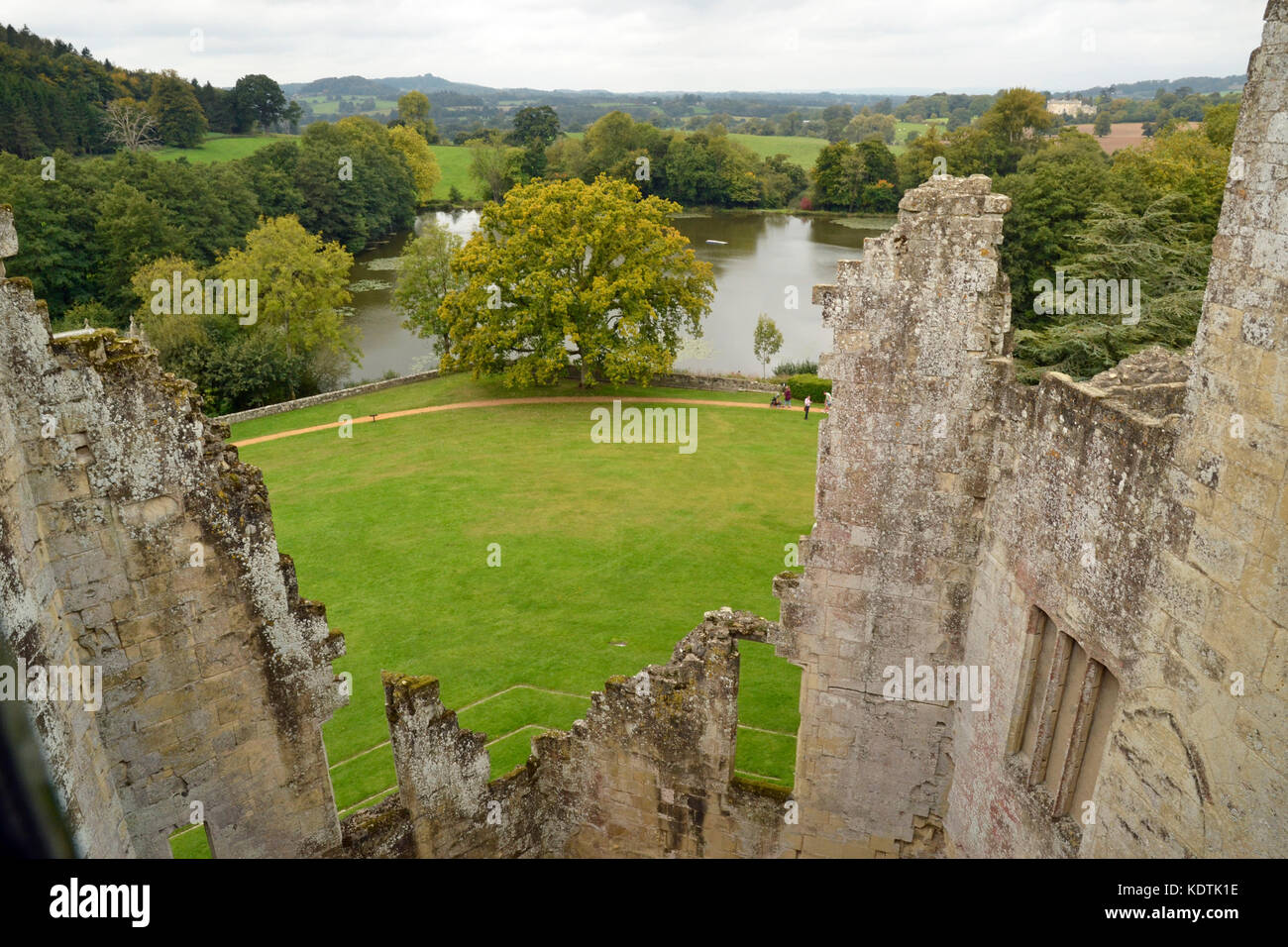 Blick auf den See von Old Wardour Castle, in der Nähe von Salisbury in Wiltshire, Großbritannien. Herbst, bewölkt, wolkig Stockfoto