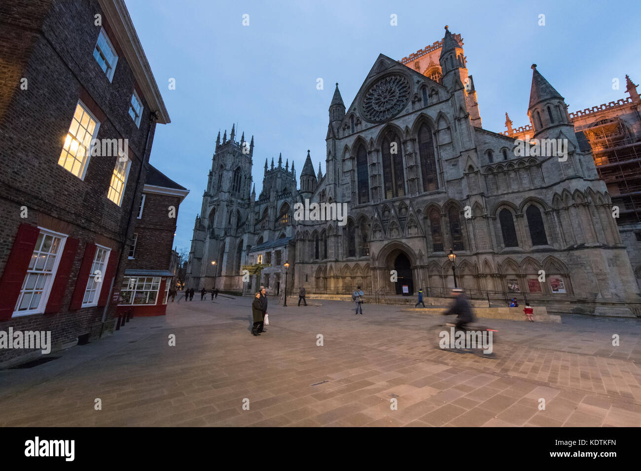Abend in York Centre - Eingang Süd zu herrlichen York Minster von der Piazza entfernt, wo man wandern und radeln, North Yorkshire, England, UK. Stockfoto