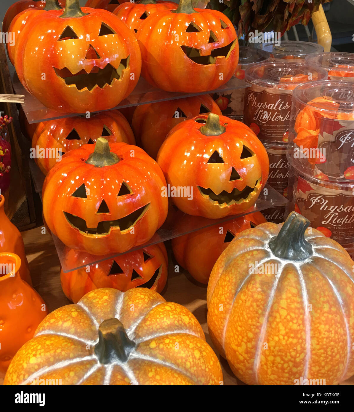 Halloween-Feiern - Jack-o-Laterne und Kürbisse Stockfoto