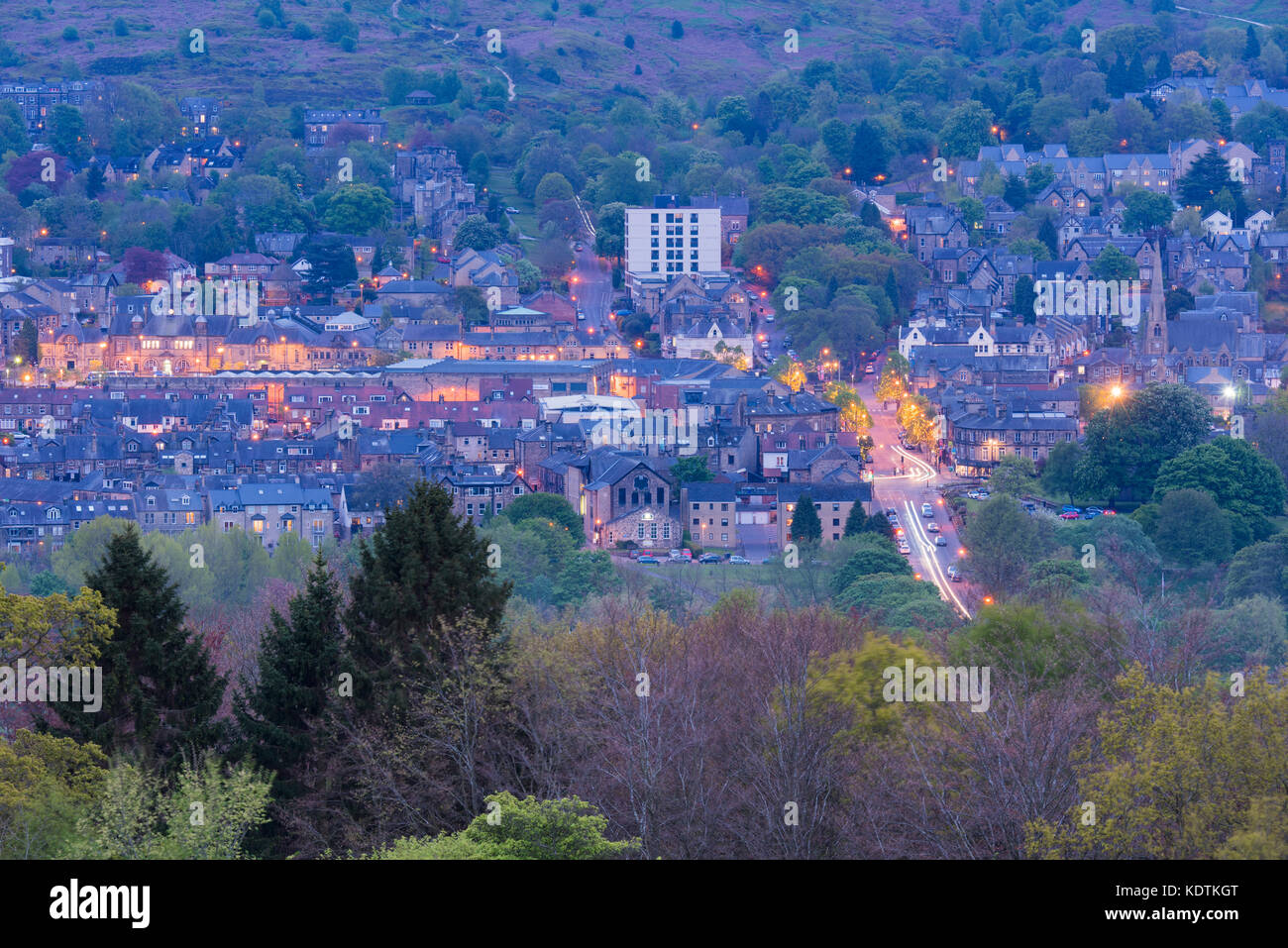 Abendlicher Blick von Ilkley Stadtzentrum in Wharfe Tal eingebettet - Wohnungsbau, High Street, Lichter & Mauren - West Yorkshire, England, UK. Stockfoto