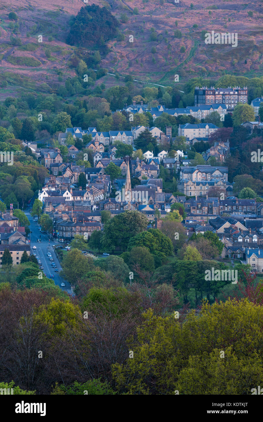 Abendlicher Blick über Wohngebäude und High Street, eingebettet im Tal unter Wharfe moorlandschaften Ilkley Innenstadt, West Yorkshire, England, UK. Stockfoto