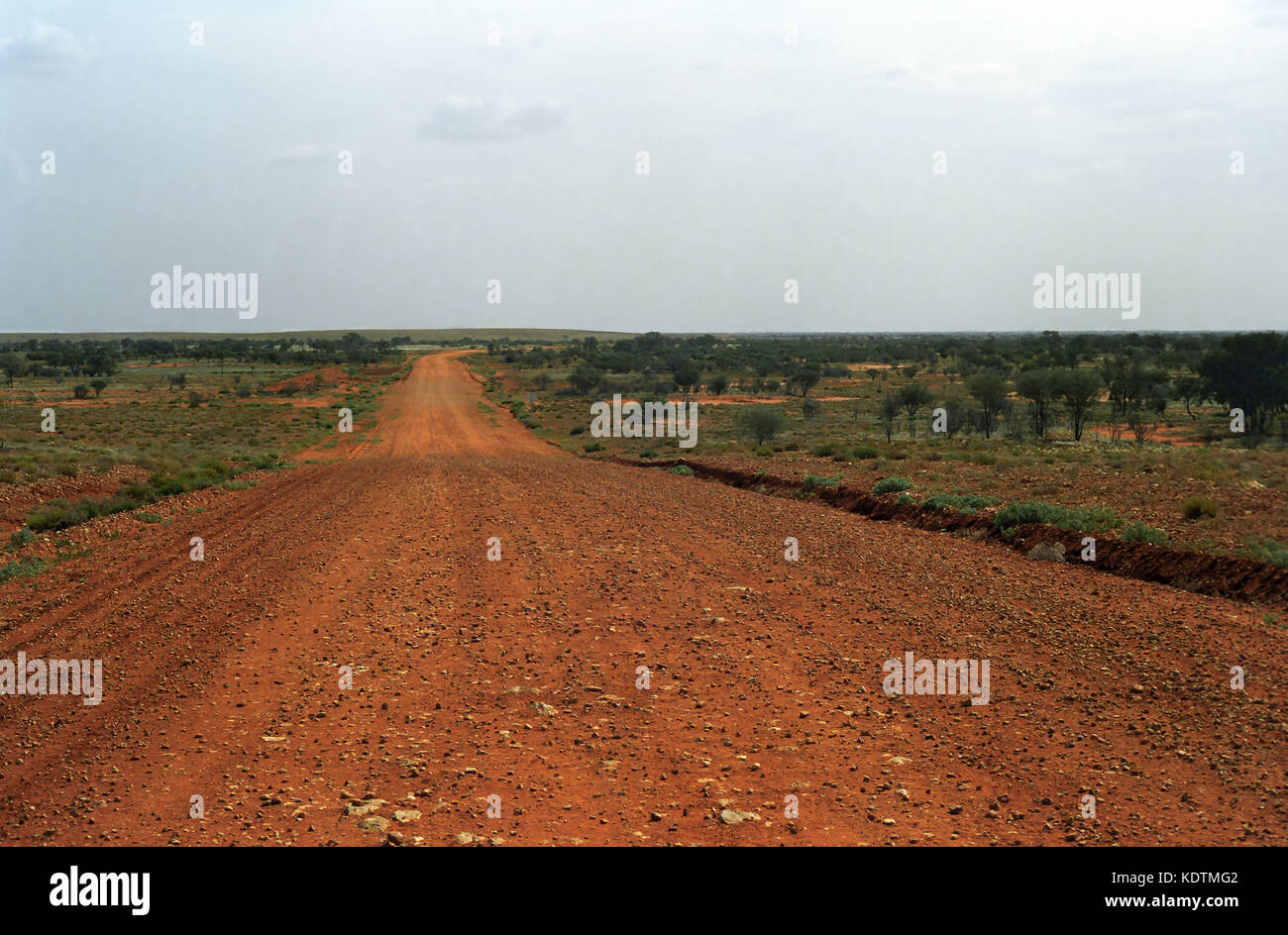 Zurück o'Bourke: Eine leere Red dirt road, die Schnittlinie zwischen Wanaaring und Tibooburra, Outback New South Wales, Australien. Stockfoto