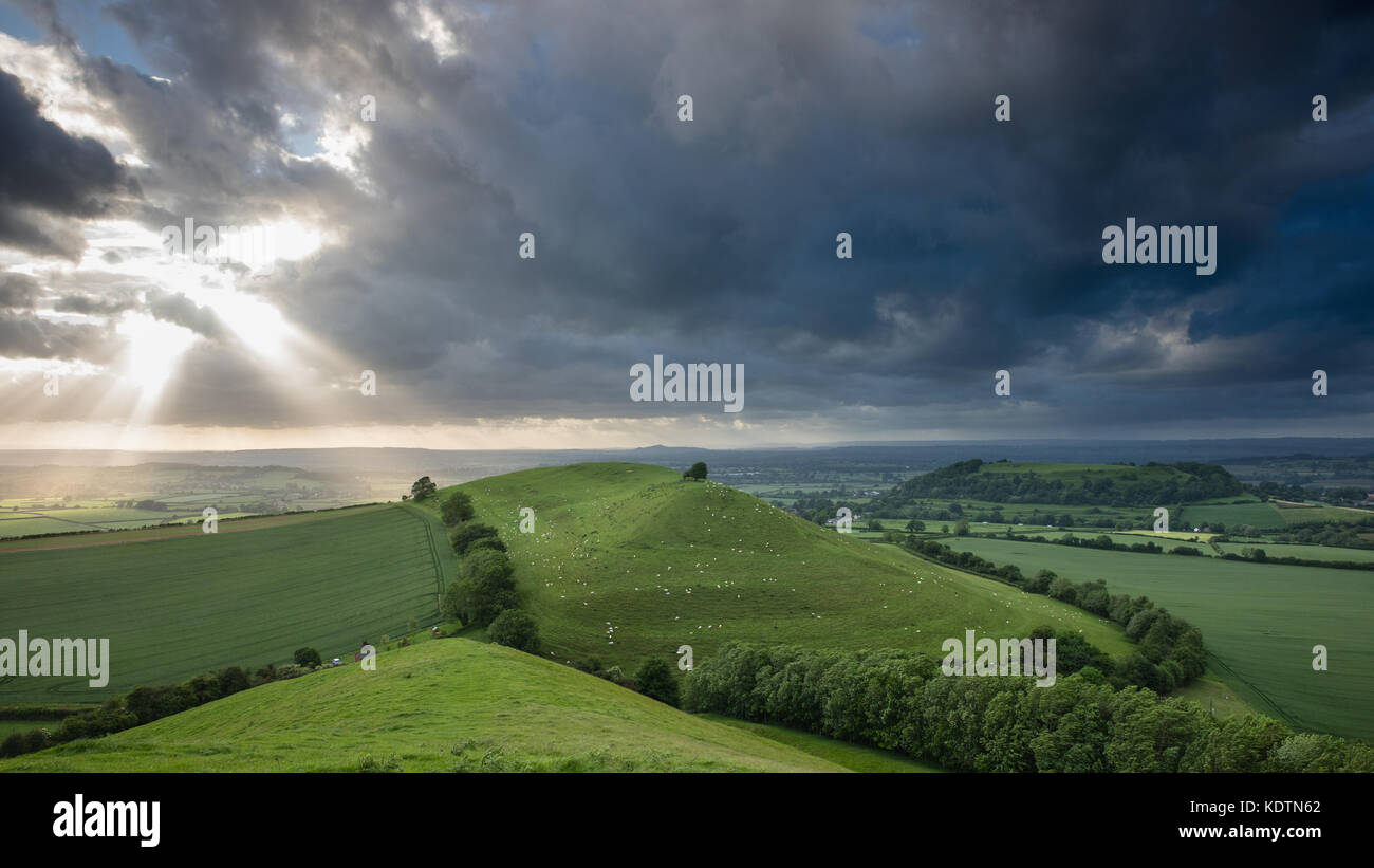 Sonnenstrahlen über parrock Hill und Glastonbury, Somerset, England, Großbritannien Stockfoto