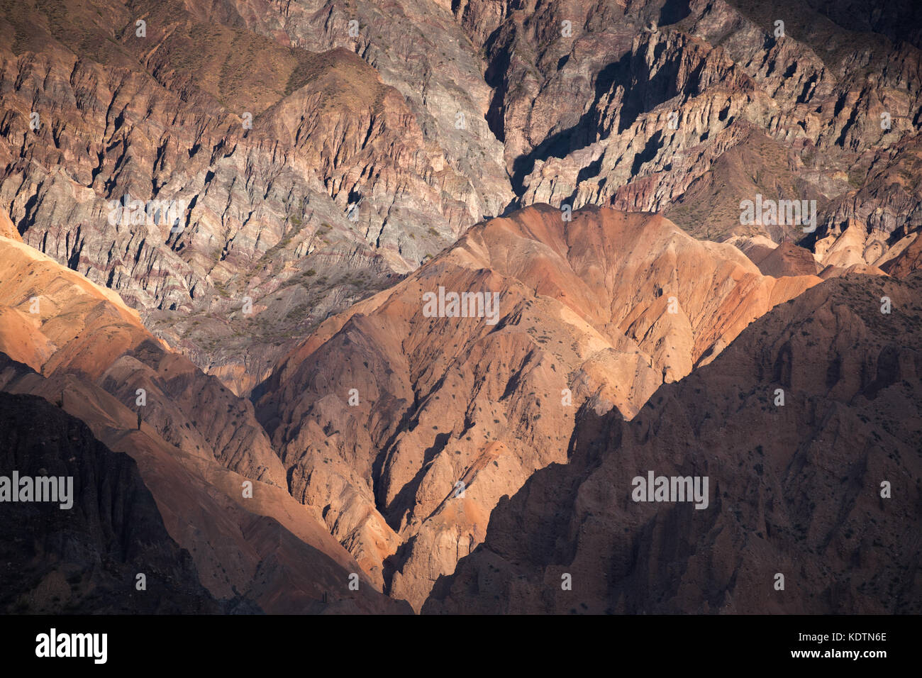 Erstes Licht auf den Hügeln der Quebrada de humahuacha Nr maimara, Provinz Jujuy, Argentinien Stockfoto