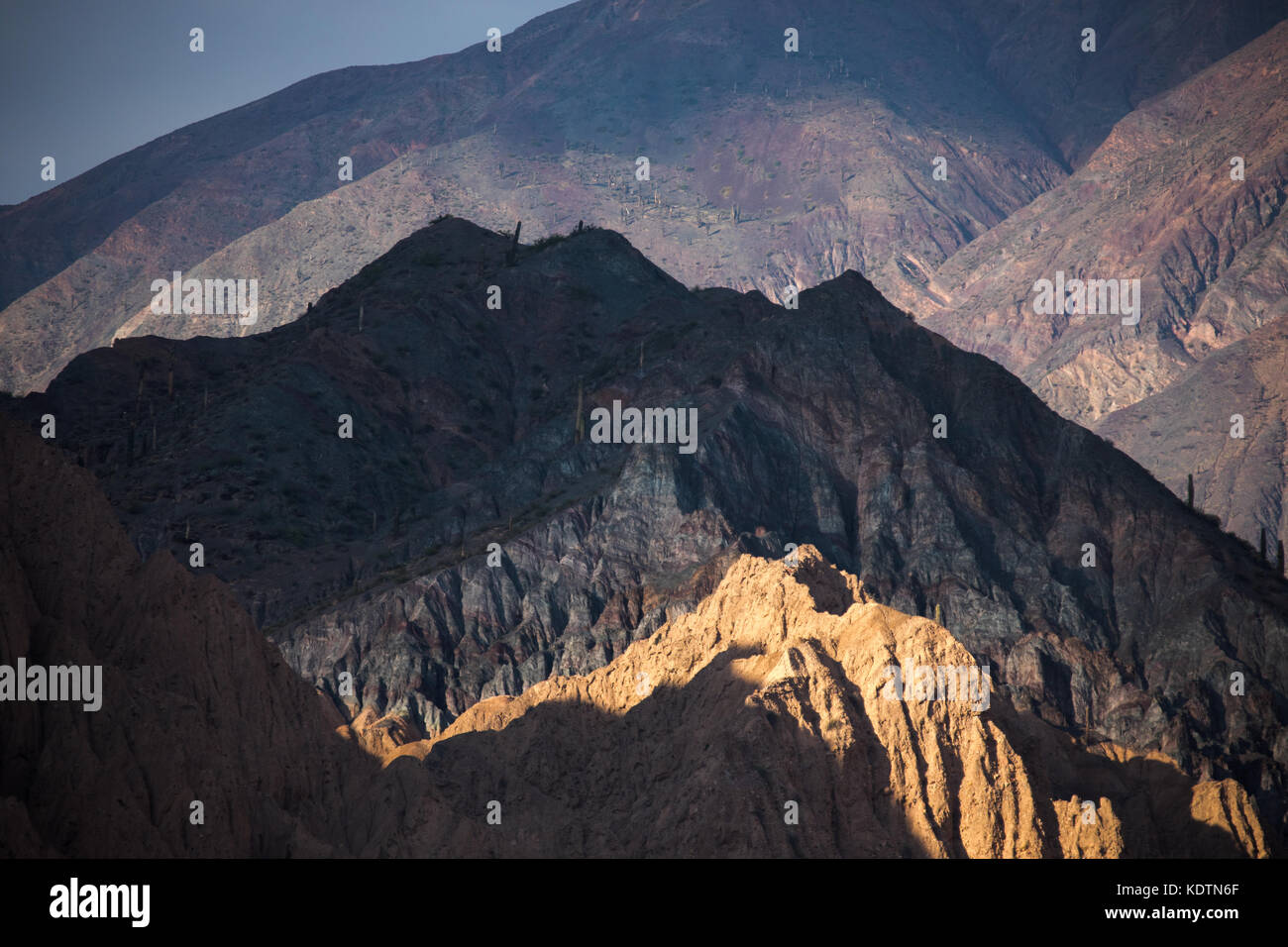 Erstes Licht auf den Hügeln der Quebrada de humahuacha Nr maimara, Provinz Jujuy, Argentinien Stockfoto