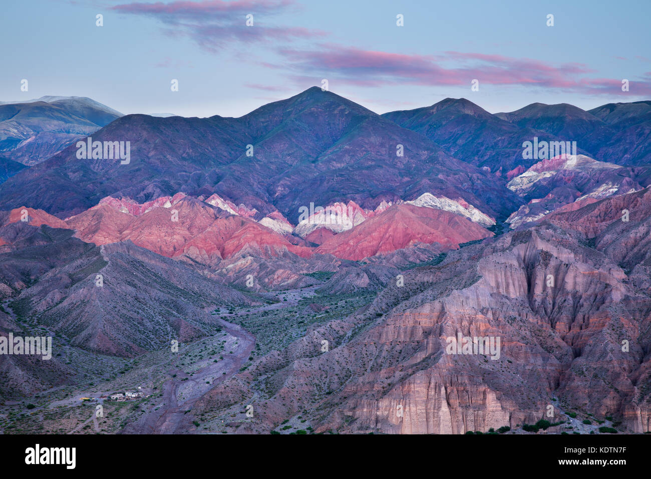 Farben in den Bergen der Quebrada de Humahuaca nr tilcara in der Morgendämmerung, Provinz Jujuy, Argentinien Stockfoto
