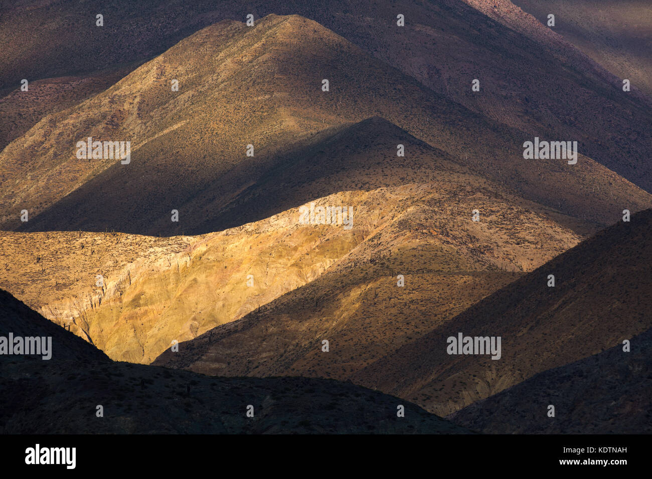 Erstes Licht auf den Hügeln in der Nähe von purmamarca, Quebrada de humahuacha, Provinz Jujuy, Argentinien Stockfoto
