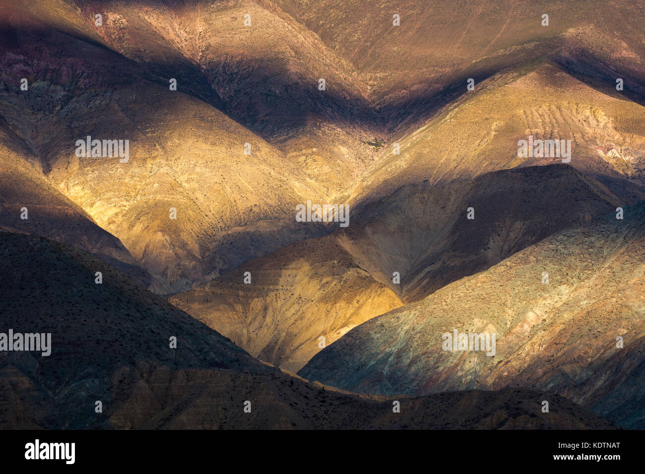 Erstes Licht auf den Hügeln in der Nähe von purmamarca, Quebrada de humahuacha, Provinz Jujuy, Argentinien Stockfoto