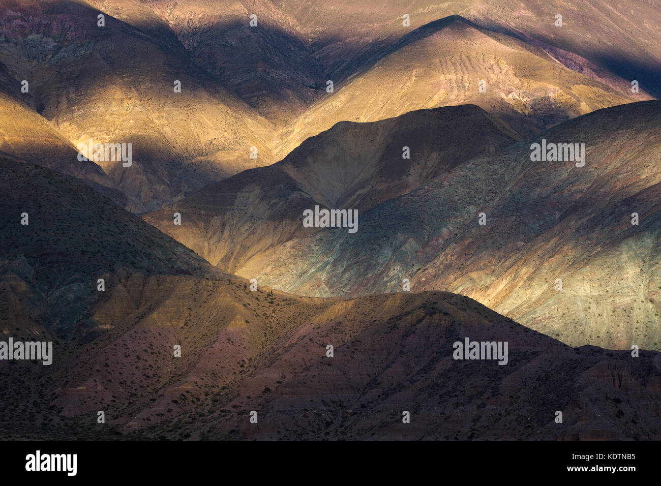 Erstes Licht auf den Hügeln in der Nähe von purmamarca, Quebrada de humahuacha, Provinz Jujuy, Argentinien Stockfoto
