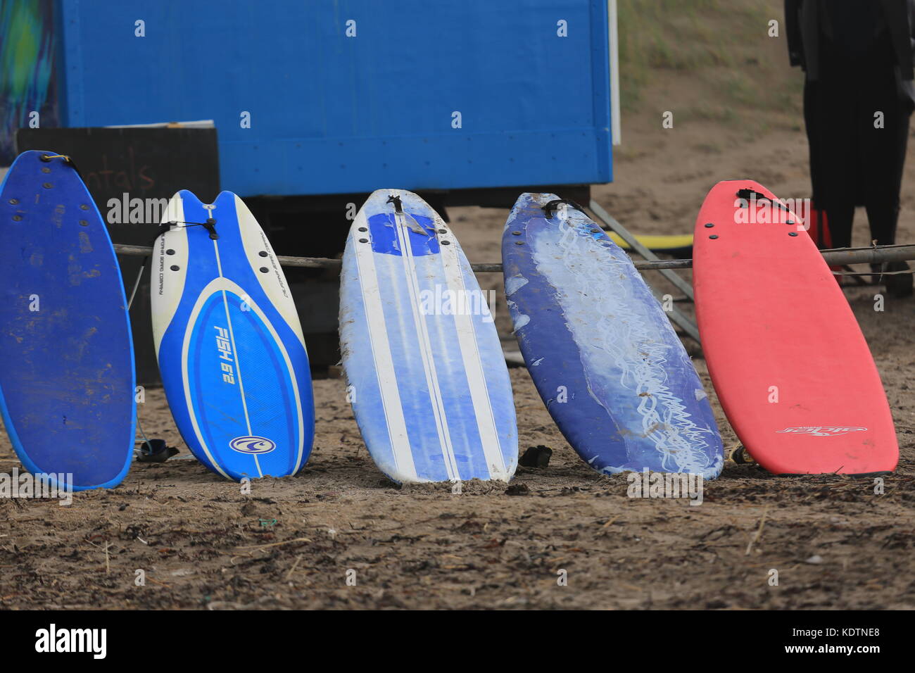 Surfbretter am Strand in Irland Stockfoto