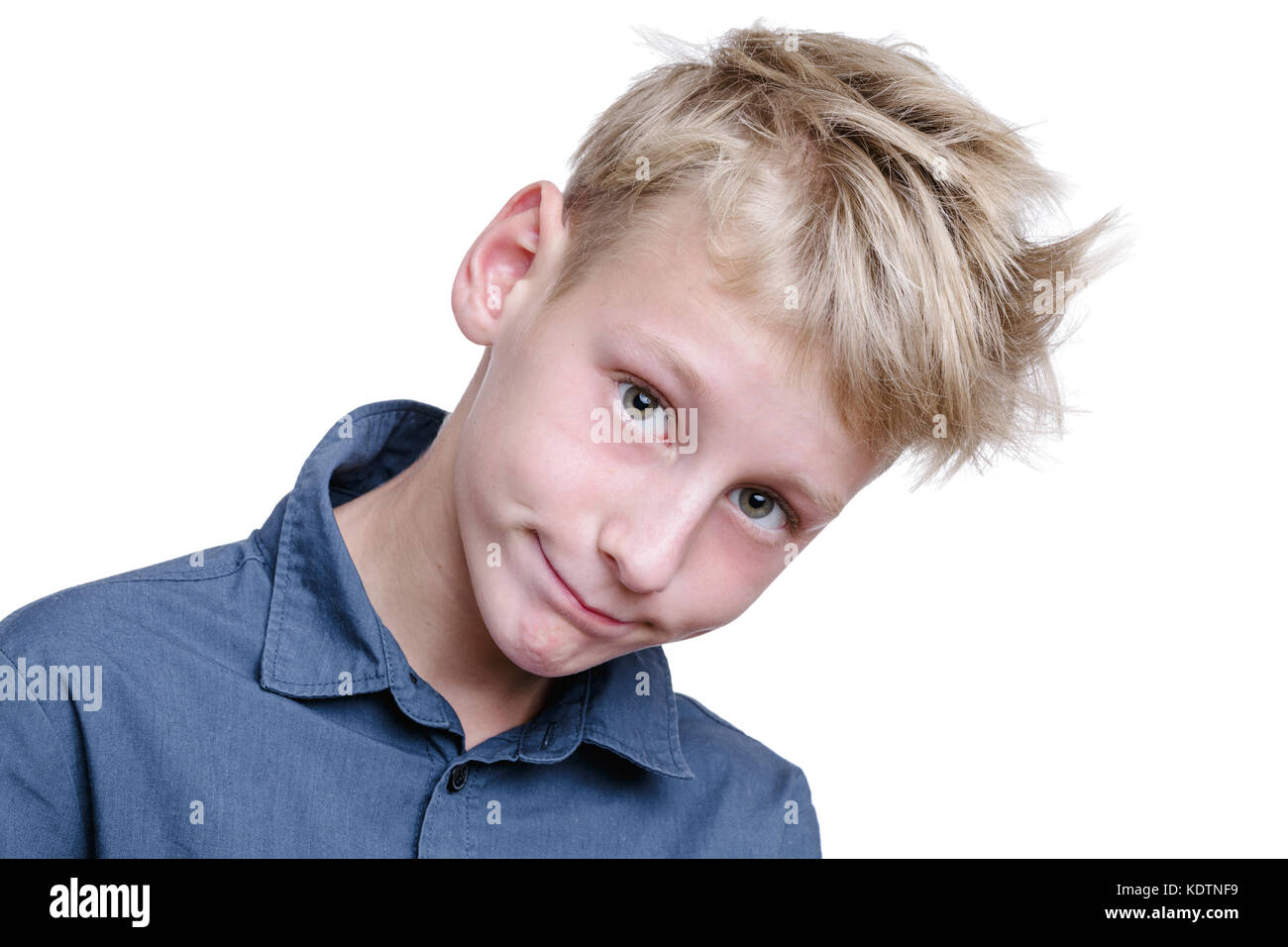 10-Jahre alte Junge schaut skeptisch Stockfoto