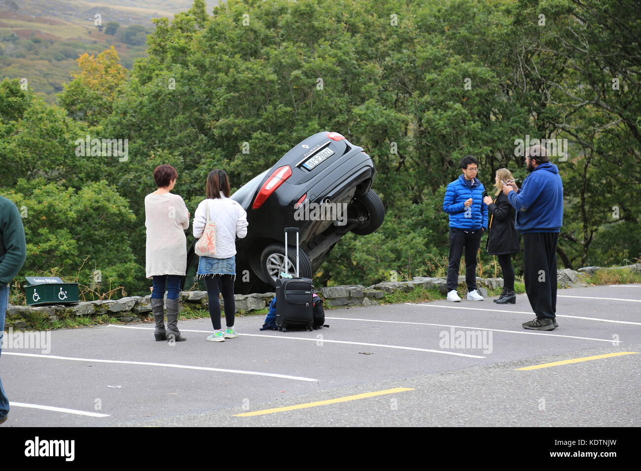 Auto fallen aus, an einem Berg Straße in Irland Stockfoto