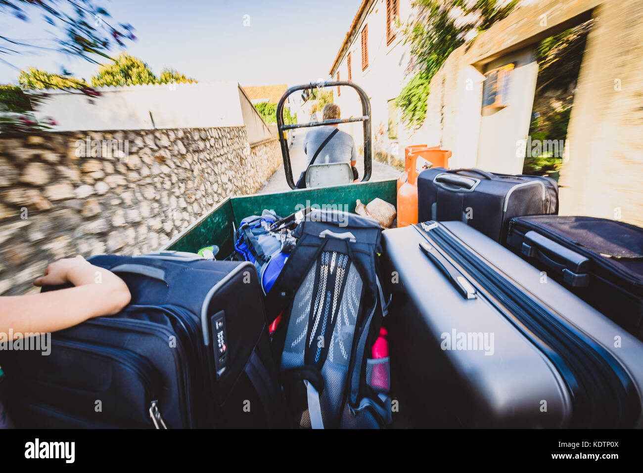 Familie mit einem Sattelschlepper mit Koffer und Gepäck. Familie im Urlaub ist mit Transport oder Transfer vom Flughafen oder einem Hafen zu ausgewählten auseinander Stockfoto