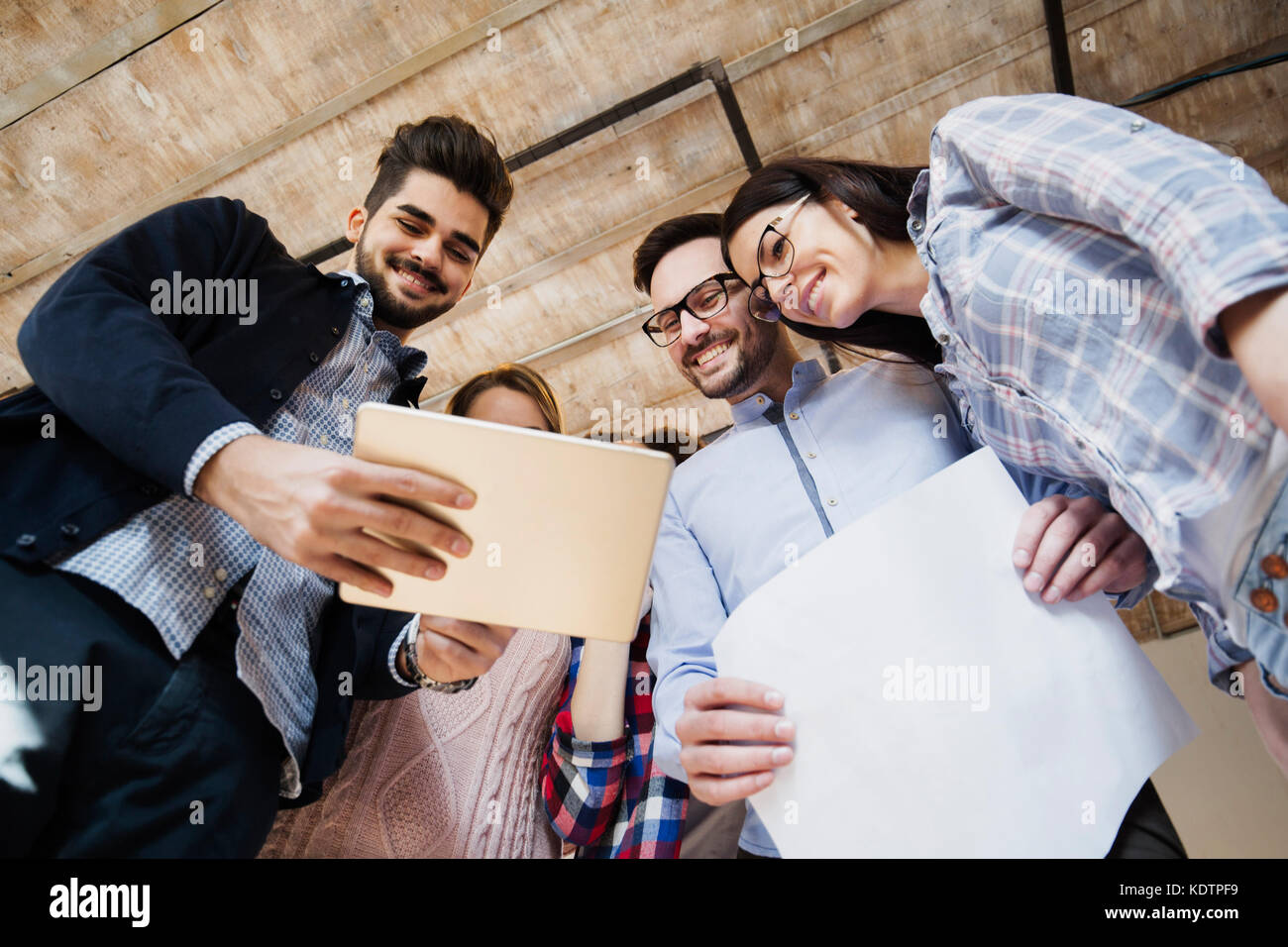 Junge Perspektive Designer suchen auf Projekt Systeme Stockfoto