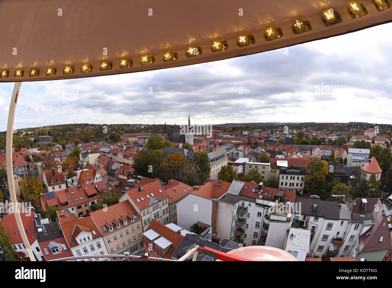 Weimar, Deutschland. Oktober 2017. Eine Fahrt mit dem Riesenrad bietet einen Blick von oben über die Dächer der Stadt in Weimar, Deutschland, 13. Oktober 2017. Quelle: Martin Schutt/dpa-Zentralbild/dpa/Alamy Live News Stockfoto