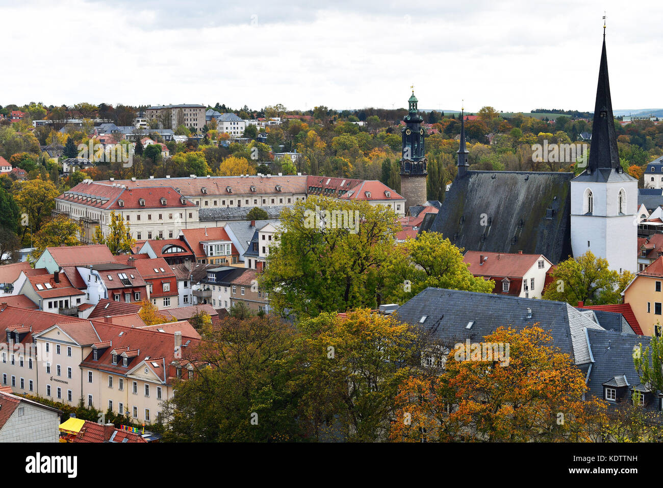 Weimar, Deutschland. Oktober 2017. Eine Fahrt auf dem Riesenrad bietet von oben einen Blick über das Stadtpalais mit Schlossmuseum (L), die Herderkirche und die Stadtdächer in Weimar, Deutschland, 13. Oktober 2017. Quelle: Martin Schutt/dpa-Zentralbild/dpa/Alamy Live News Stockfoto