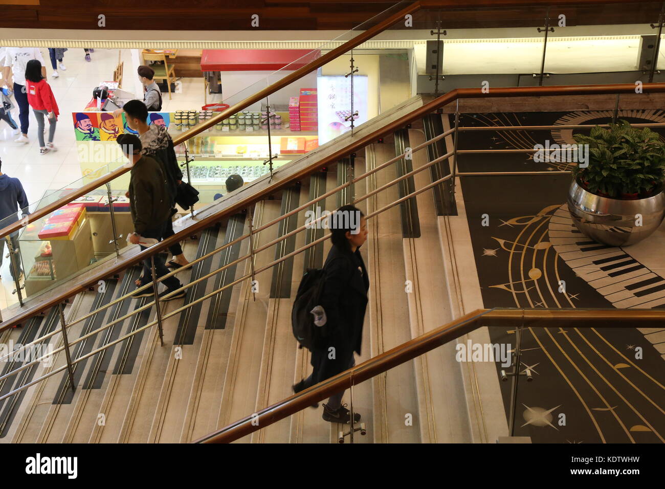 Shanghai, Shanghai, China. Oktober 2017. Shanghai, CHINA-15. Oktober 2017: (NUR REDAKTIONELLE VERWENDUNG. CHINA OUT). Die Treppe mit Klaviertastatur kann in einem Einkaufszentrum in Shanghai gesehen werden. Die Leute hören erstaunliche Musik, wenn sie auf die Treppe gehen, was mehr Leute dazu ermutigen könnte, alleine zu gehen, anstatt den Aufzug zu benutzen. Quelle: SIPA Asia/ZUMA Wire/Alamy Live News Stockfoto