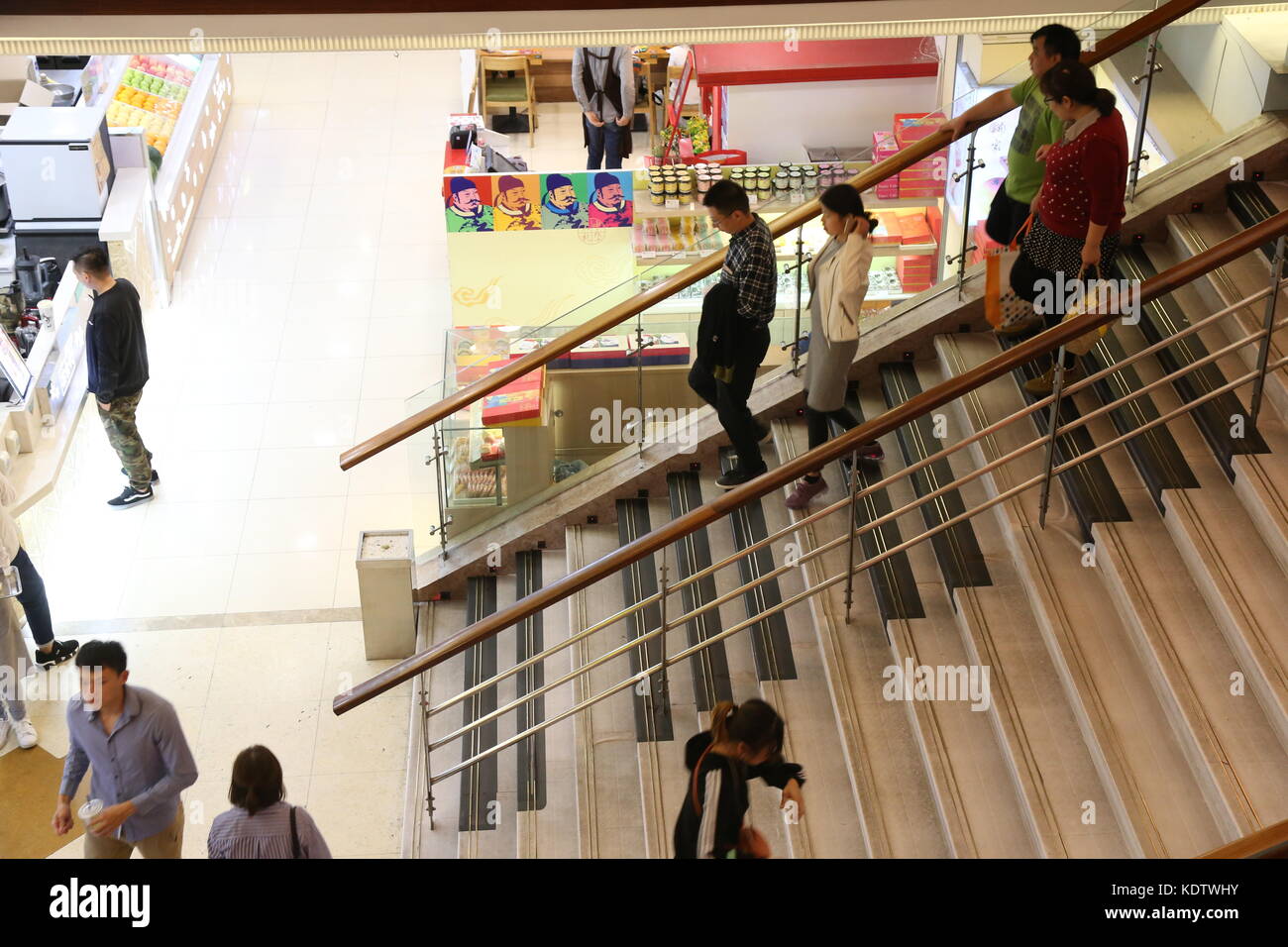 Shanghai, Shanghai, China. Oktober 2017. Shanghai, CHINA-15. Oktober 2017: (NUR REDAKTIONELLE VERWENDUNG. CHINA OUT). Die Treppe mit Klaviertastatur kann in einem Einkaufszentrum in Shanghai gesehen werden. Die Leute hören erstaunliche Musik, wenn sie auf die Treppe gehen, was mehr Leute dazu ermutigen könnte, alleine zu gehen, anstatt den Aufzug zu benutzen. Quelle: SIPA Asia/ZUMA Wire/Alamy Live News Stockfoto