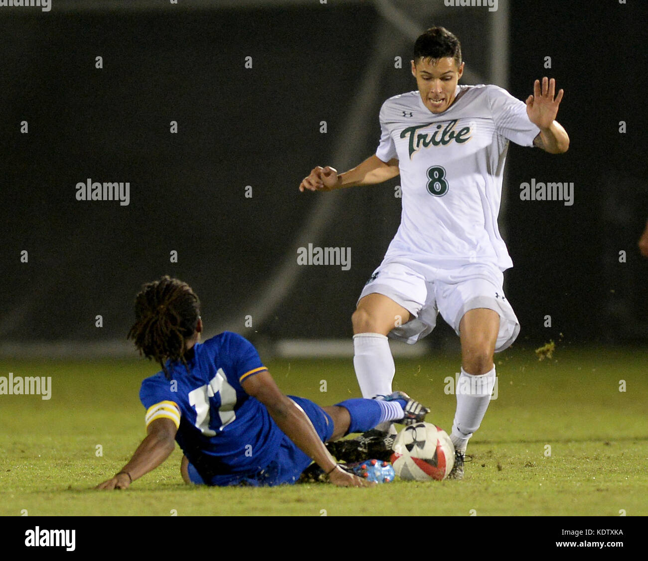 Williamsburg, VA, USA. 14 Okt, 2017. 20171014 - Hofstra Mittelfeldspieler MANI WALCOTT (17) versucht, einen Angriff auf William und Mary Mittelfeldspieler JOHANNES FUQUENE (8) in der ersten Hälfte bei Familie Martin Stadion in Williamsburg, Virginia Credit: Chuck Myers/ZUMA Draht/Alamy leben Nachrichten Stockfoto