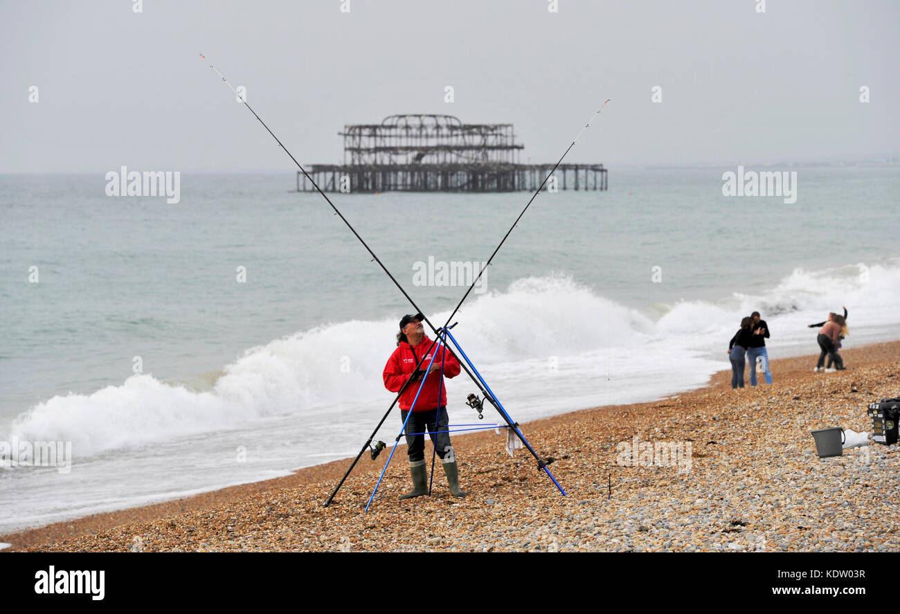 Brighton, uk. 16 Okt, 2017. de Wetter ein Fischer auf Brighton Beach macht das Beste aus einer ungewöhnlich warmen und sonnigen Herbsttag mit Temperaturen über 20 Grad. In der Zwischenzeit Irland und der Westküste von Großbritannien stützen sich auf die Ankunft der Schwanz Ende der Hurrikan Ophelia 30 Jahre nach dem großen stortm 1987: Simon dack/alamy leben Nachrichten Stockfoto