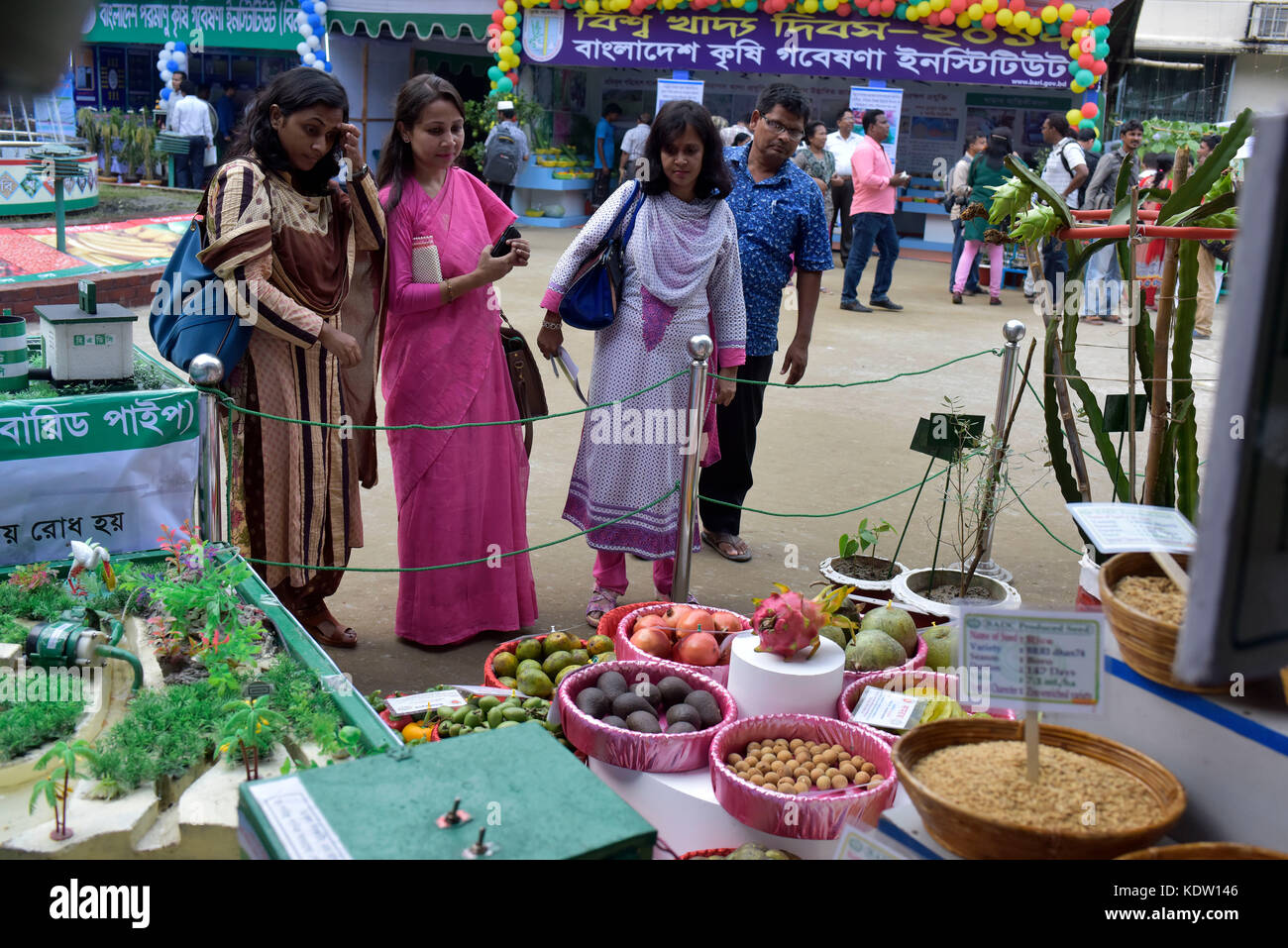 Dhaka, Bangladesch - Oktober 16, 2017: Bangladesch Menschen besuchen ein Lebensmittel während der Internationalen Messe Essen Tag in Dhaka, Bangladesh. Stockfoto