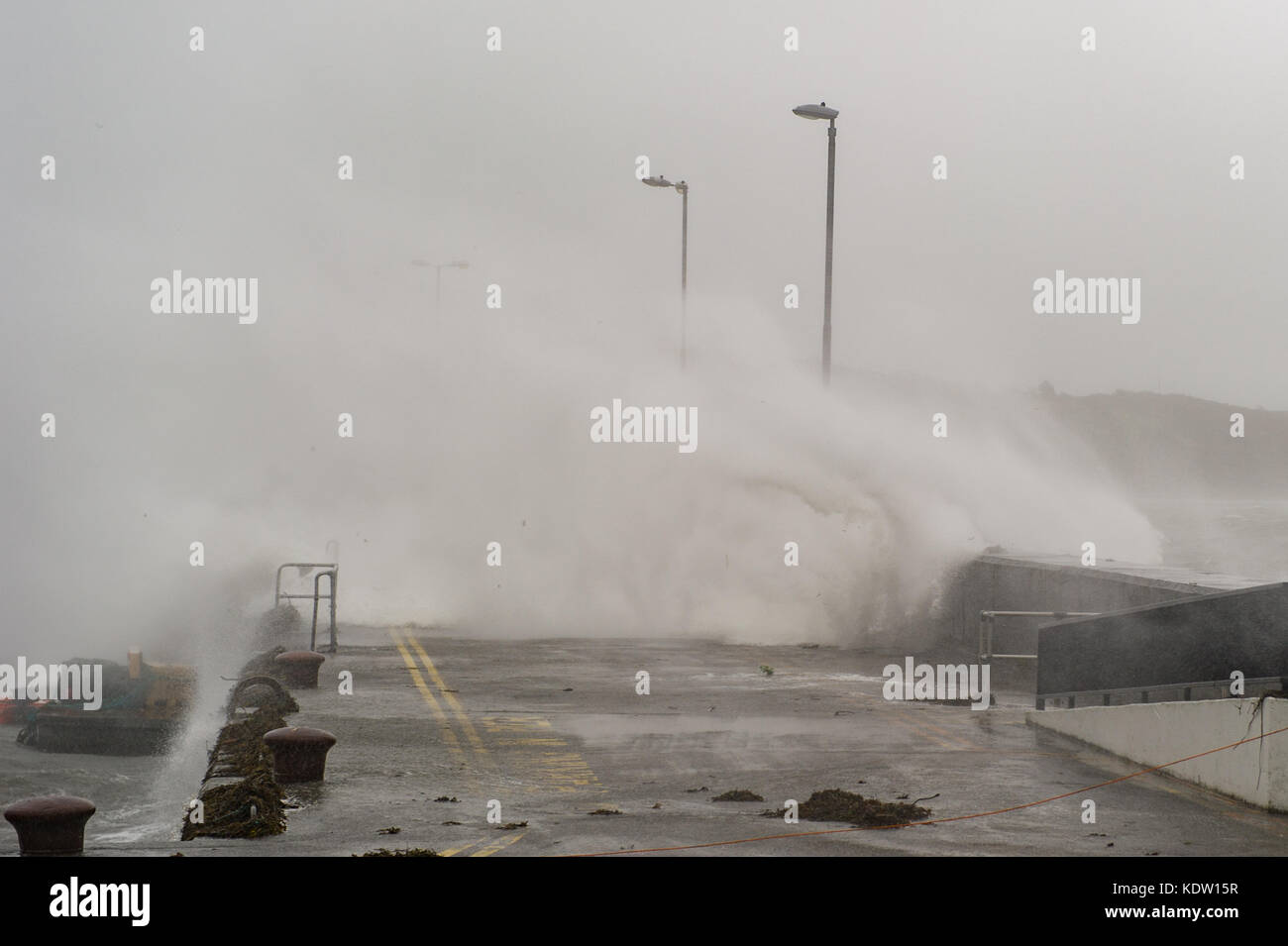 Schull, Irland 16 Okt, 2017. Ex-Hurricane Ophelia hits Schull, Irland mit Windgeschwindigkeiten von 80 km/h und Böen von 130 km/h. Wellen in den Schull pier Wand an der Höhe des Hurrikans. Credit: Andy Gibson/Alamy Leben Nachrichten. Stockfoto