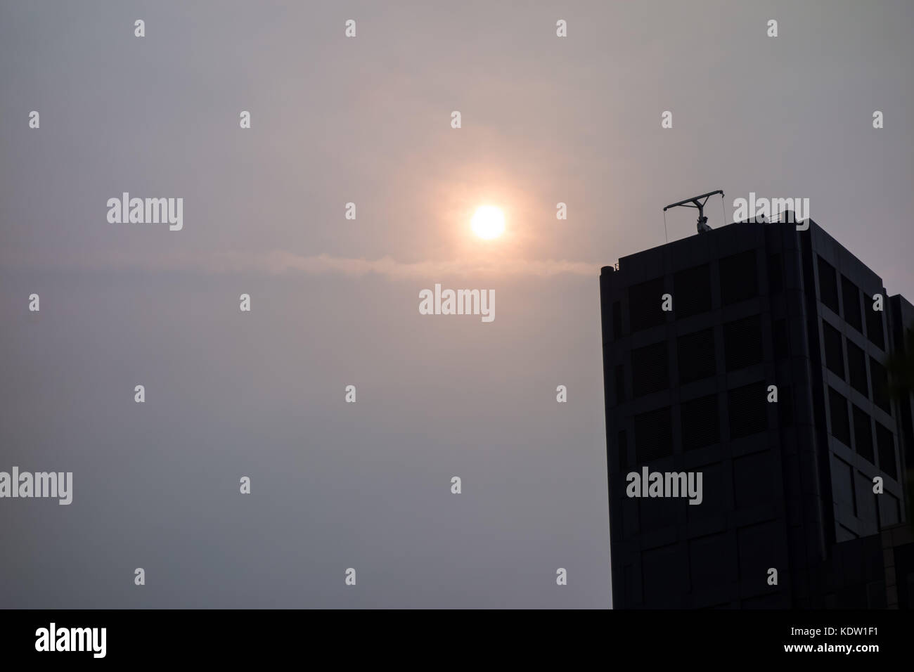 London, Großbritannien. Oktober 2017. Wetter in Großbritannien. Die seltsame rote Sonne, die durch Hurrikan Ophelia und Staub aus Südeuropa und Afrika verursacht wird, überblickt die 200 Aldersgate Street an der Londoner Mauer. Quelle: F Fawcitt Photography/Alamy Live News Stockfoto