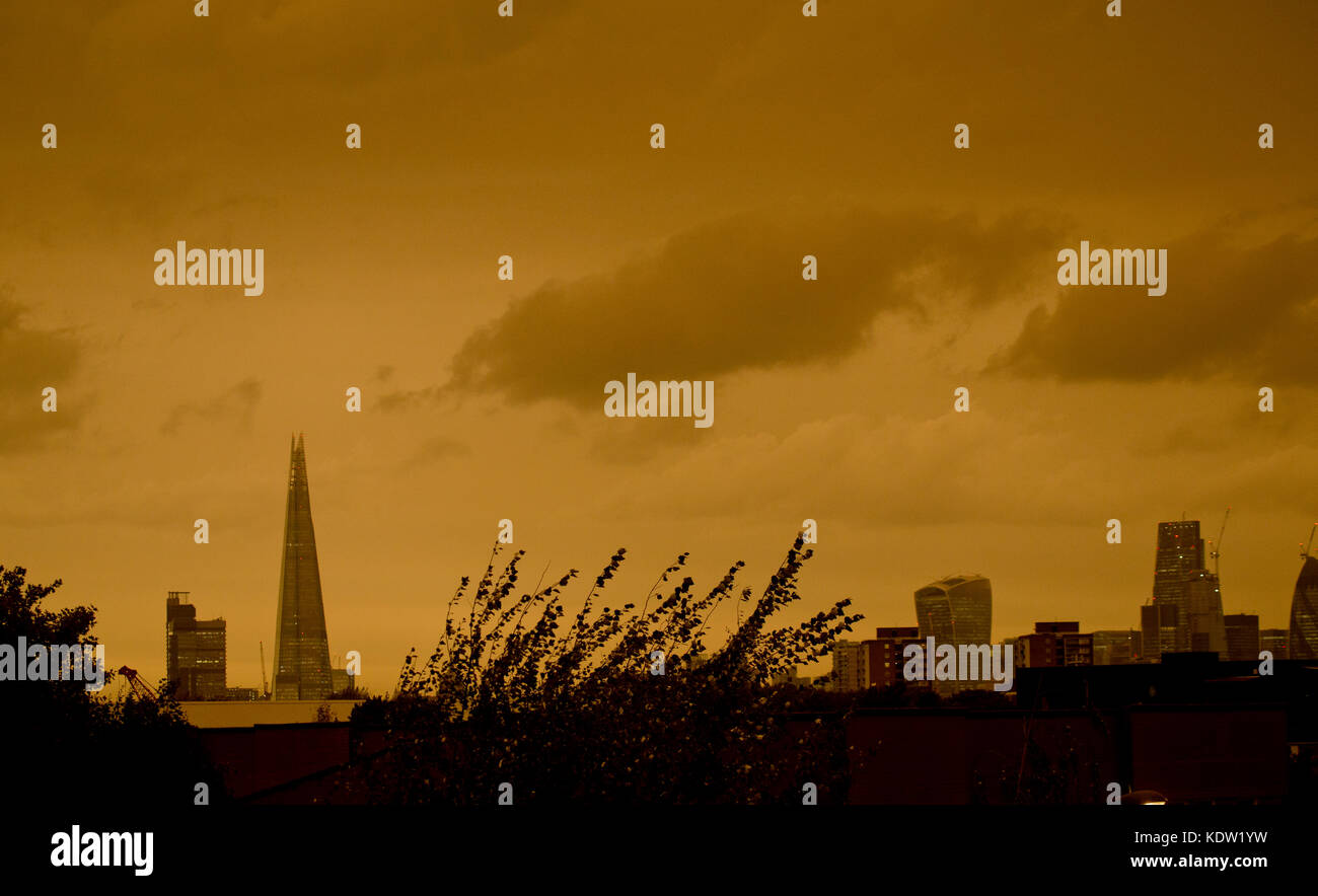 London, Großbritannien. 16 Okt, 2017. gelb Himmel von Sturm Ophelia in London Quelle: Sebastian remme/alamy leben Nachrichten Stockfoto