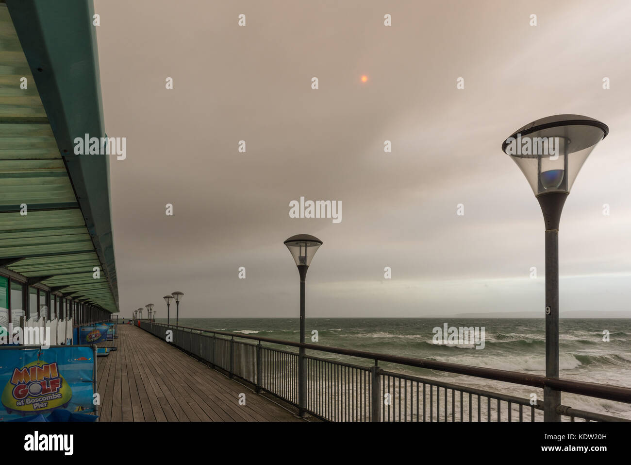 Sturm Ophelia drehen den Himmel rot in der Mitte des Tages. Starke Winde und ungewöhnlich hohe Herbsttemperaturen haben den früheren tropischen Sturm Boscombe, Dorset, Großbritannien, Oktober, 2017 Stockfoto