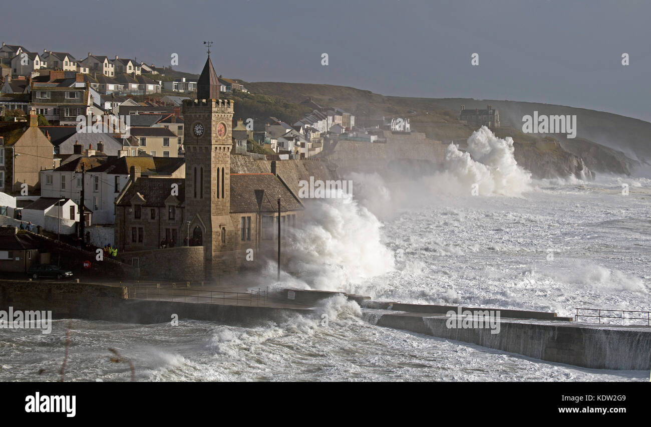 Porthleven, Cornwall. 16. Oktober 2017. Raue See in Porthleven, erzeugt von Hurricance Ophelia Credit: Bob Sharples/Alamy Live News Stockfoto