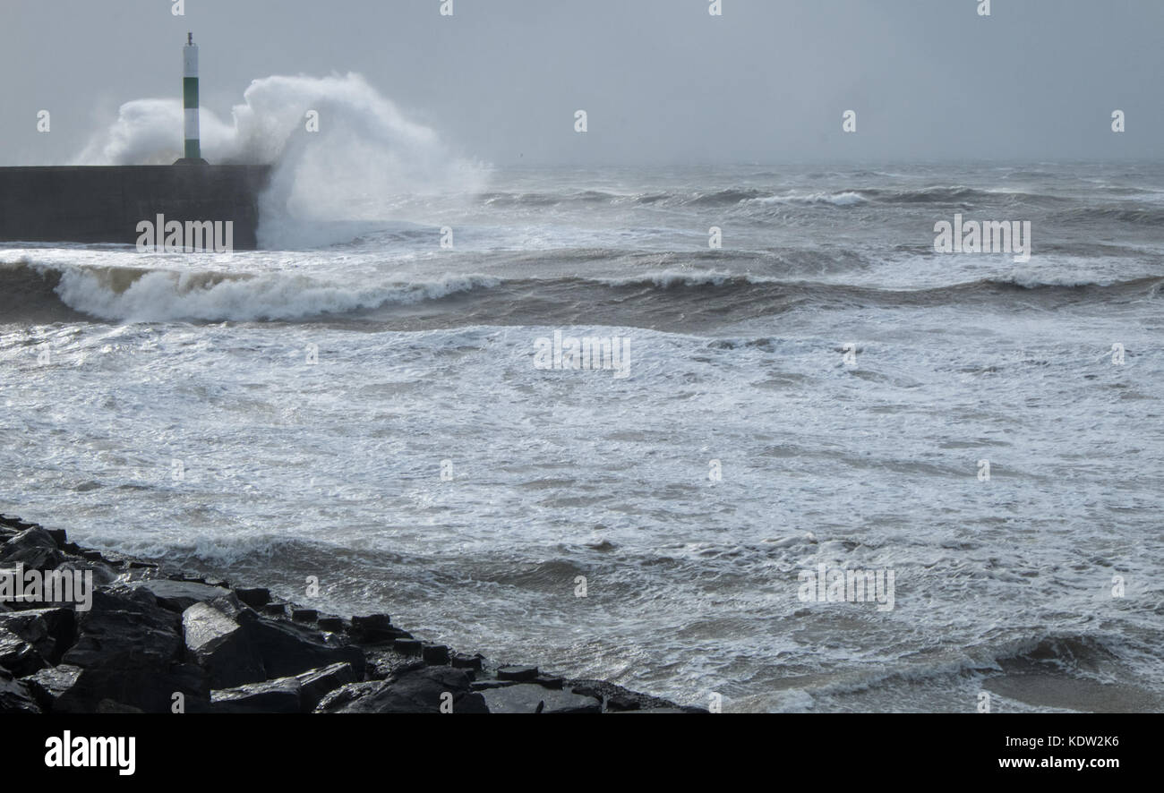 Aberystwyth, Wales, UK. 16 Okt, 2017. UK Wetter: Sturm Ophelia in Aberystwyth, Wales, Großbritannien, Großbritannien, Europa. Starke Winde in der Irischen See kommen, mit Böen bis zu 70 mph, Teig die Cardigan Bay Stadt Aberystwyth, Ceredigion, West Wales. Das Met Office hat Amber Warnungen für die Region als Überreste von Hurrikan Ophelia erreichen Großbritannien ausgestellt. Einen Zauber der sehr windigen Wetter ist heute in Verbindung mit ex-Ophelia erwartet. Längere Fahrzeiten und Stornierungen sind wahrscheinlich, wie Straße, Schiene, Luft- und Fährverbindungen können betroffen als auch Brücke Verschlüsse. Credit: Paul Quayle/Alamy leben Nachrichten Stockfoto