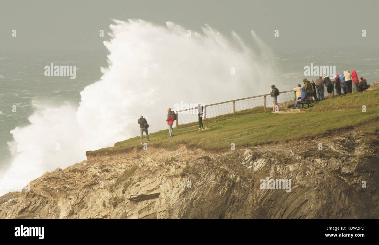 Newquay, Großbritannien. 16 Okt, 2017. Ex Hurrikan Ophelia. Halbpension Touristen Nervenkitzel zu enormen See bei Cribbar, Fistral Beach. 16.Oktober 2017 Quelle: Robert Taylor/Alamy leben Nachrichten Stockfoto