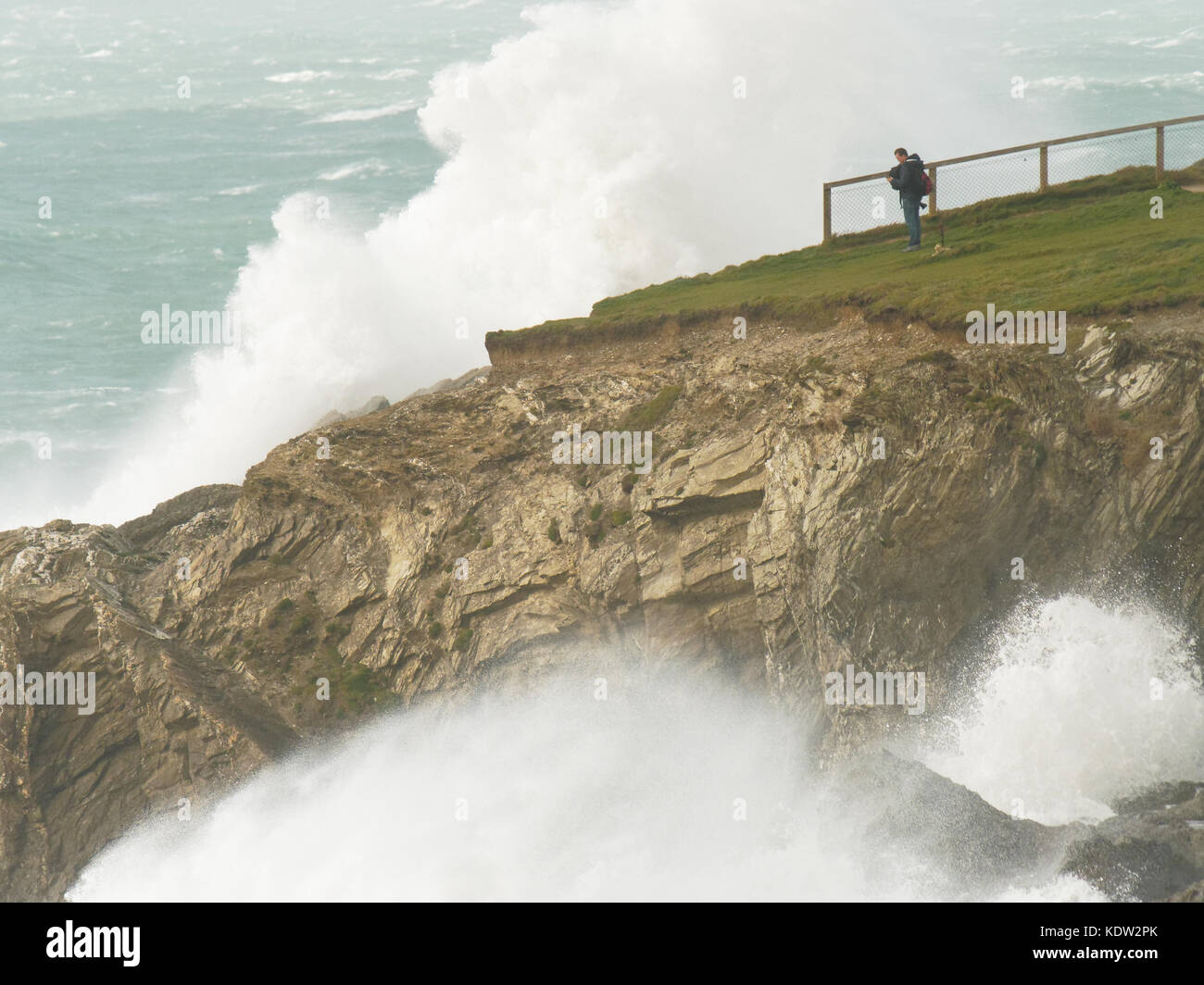 Newquay, Großbritannien. 16 Okt, 2017. Ex Hurrikan Ophelia. Halbpension Touristen Nervenkitzel zu enormen See bei Cribbar, Fistral Beach. 16.Oktober 2017 Quelle: Robert Taylor/Alamy leben Nachrichten Stockfoto