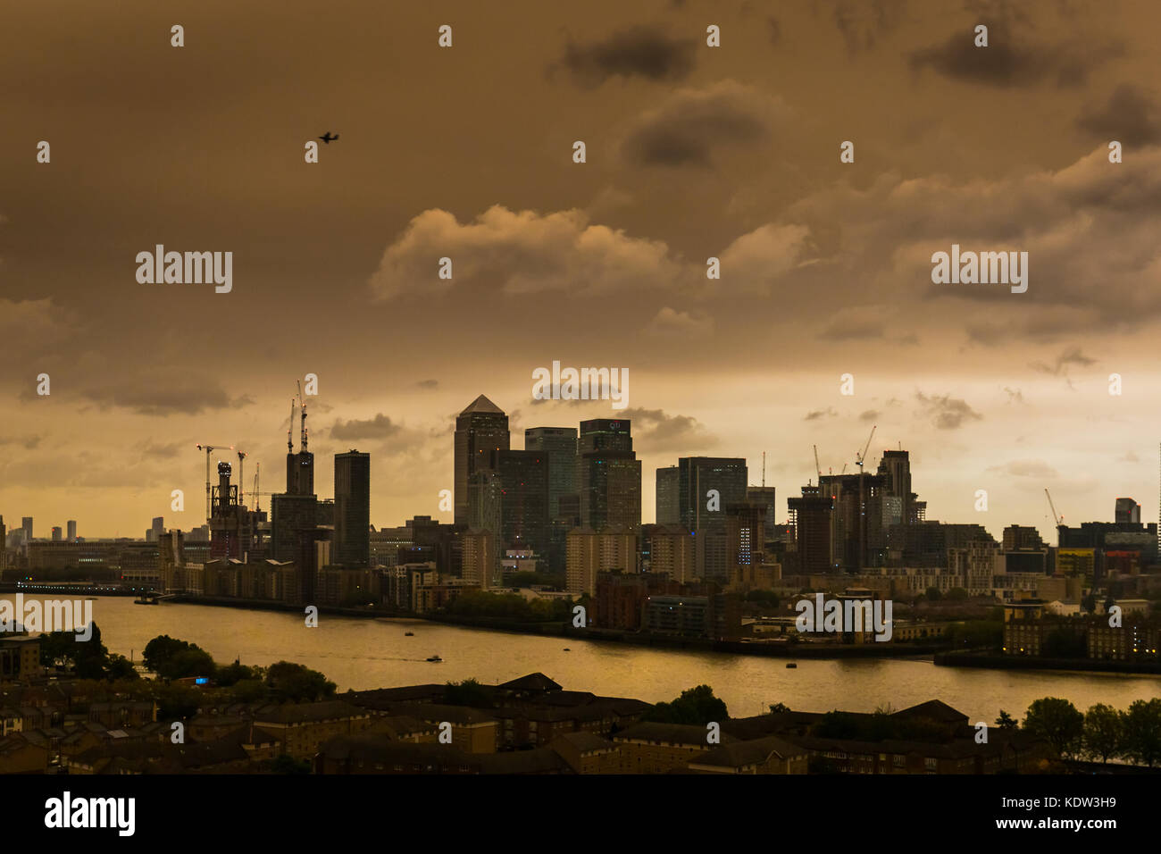 London, Großbritannien. 16 Okt, 2017. UK Wetter: Sturm Ophelia bringt eine ungewöhnliche Glühen zur Stadt Himmel über Canary Wharf als Ergebnis der Abholung Sands aus Nordafrika und Partikel aus Iberische Waldbrände. Credit: Guy Corbishley/Alamy leben Nachrichten Stockfoto