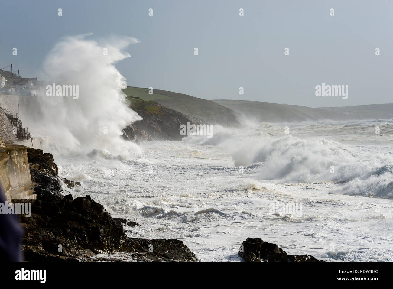 Camborne, Cornwall, England. 16 Okt, 2017. Sturm Ophelia, 16.10.2017, Cornwall, UK. Sturm Ophelia zerschlägt auf dem kornischen Küste porthleven wie die Flut. Credit überflutet: James Pearce/alamy leben Nachrichten Stockfoto