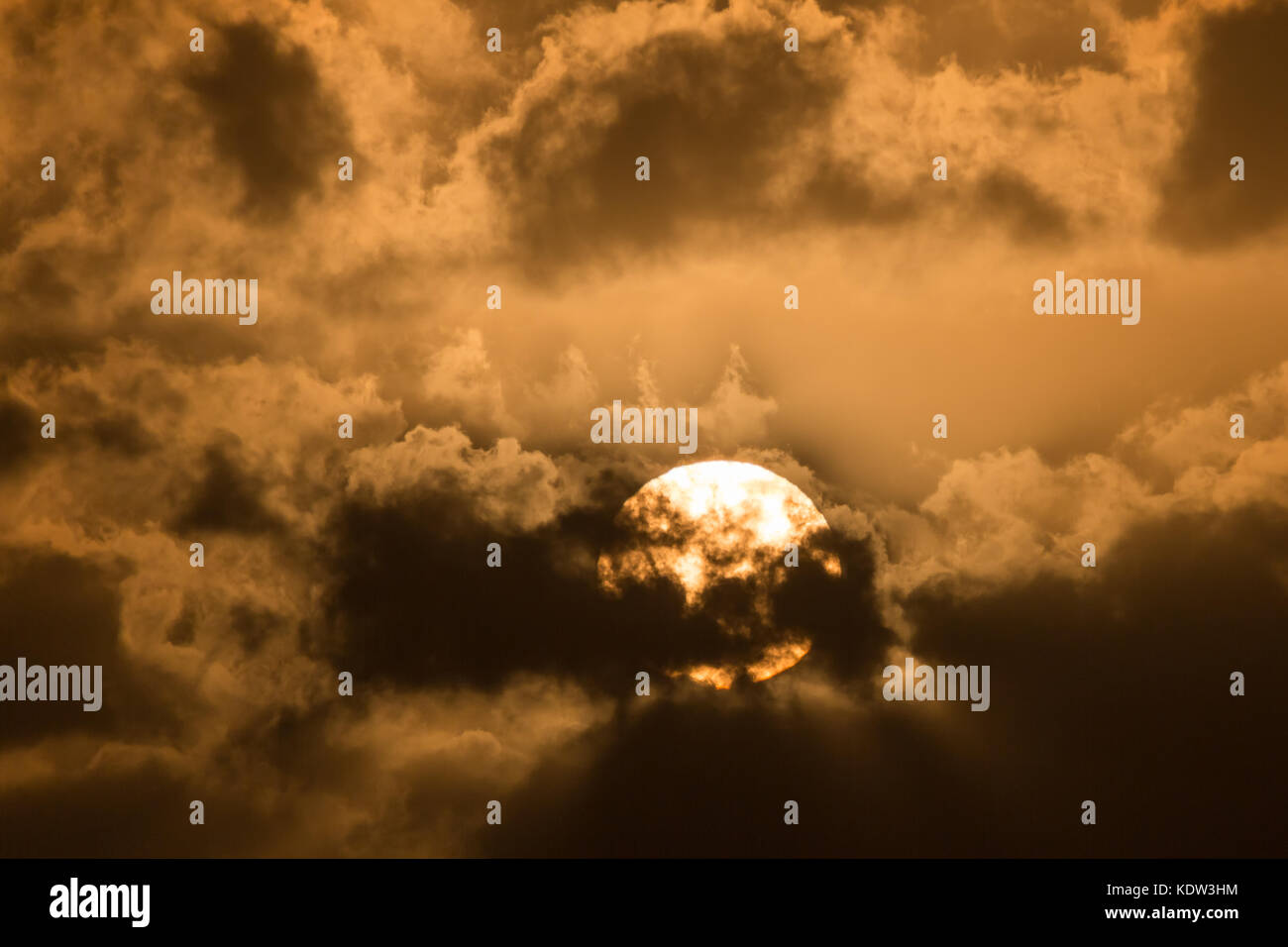 London, Großbritannien. 16 Okt, 2017. UK Wetter: Sturm Ophelia bringt eine ungewöhnliche Abendrot über die Stadt als Ergebnis der Abholung Sands aus Nordafrika und Partikel aus Iberische Waldbrände. Credit: Guy Corbishley/Alamy leben Nachrichten Stockfoto