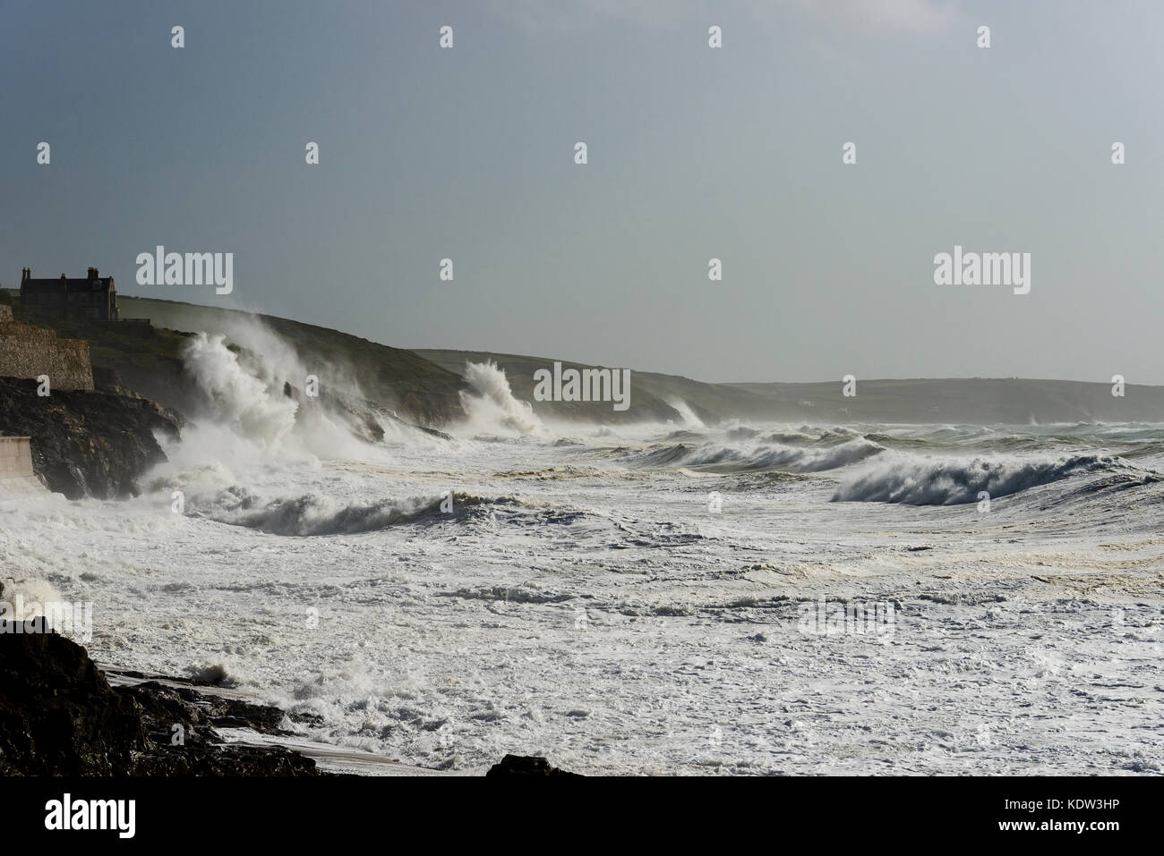 Camborne, Cornwall, England. 16 Okt, 2017. Sturm Ophelia, 16.10.2017, Cornwall, UK. Sturm Ophelia zerschlägt auf dem kornischen Küste porthleven wie die Flut. Credit überflutet: James Pearce/alamy leben Nachrichten Stockfoto