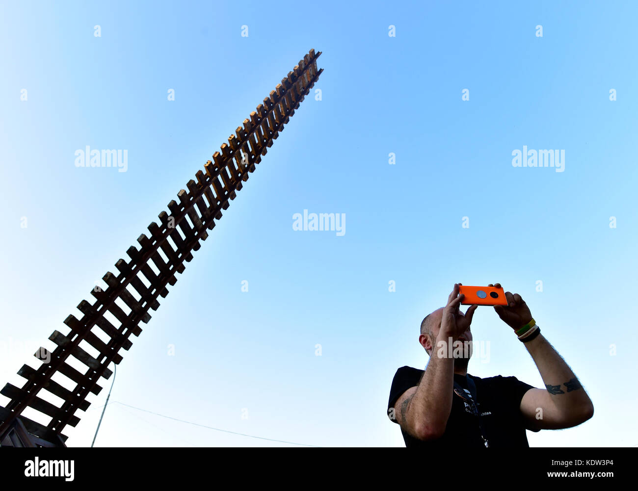 Prag, Tschechische Republik. Oktober 2017. Trommeln für Bubny erinnert an jüdische Transporte aus dem Zweiten Weltkrieg vom Bahnhof Bubny, Prag, Tschechische Republik, 16. Oktober 2017. Auf dem Foto befindet sich eine große Skulptur von Ales Vesely, geformt als Schiene in Richtung Himmel, die auch ein Symbol für Jakobs Leiter ist, die im ehemaligen Prager Bahnhof Bubny installiert wurde, von dem aus jüdische Transporte im Zweiten Weltkrieg abfuhren und die zum Gedenken an die Holocaust-Opfer werden soll. Quelle: Roman Vondrous/CTK Photo/Alamy Live News Stockfoto